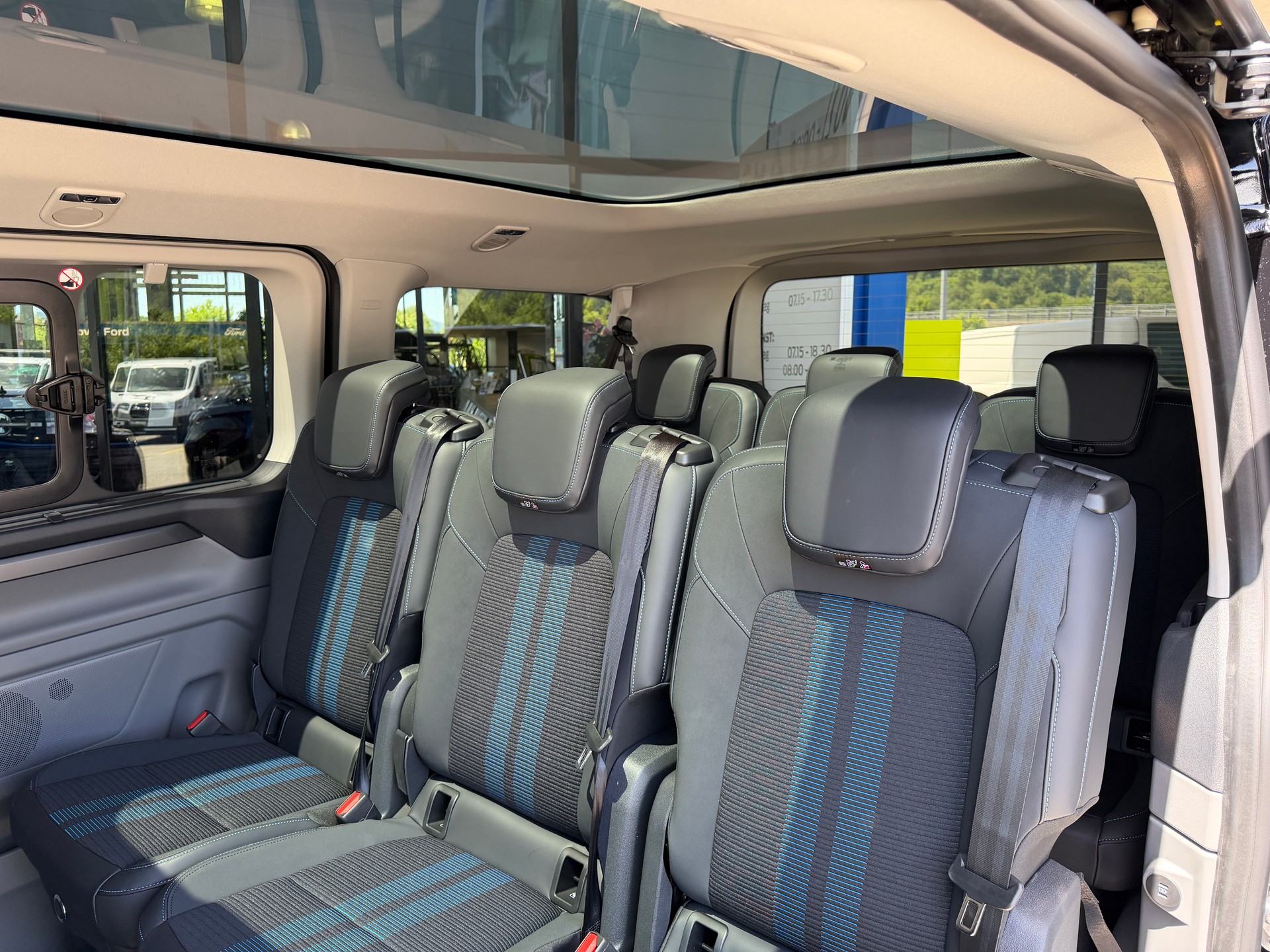 FORD Tourneo Bus 320 L1H1 Sport Automat 4x4-image-12