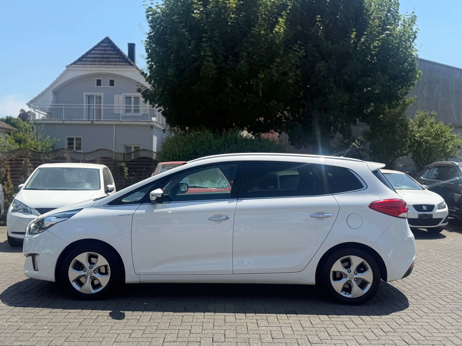 KIA Carens 1.7 CRDi Trend DCT-image-1