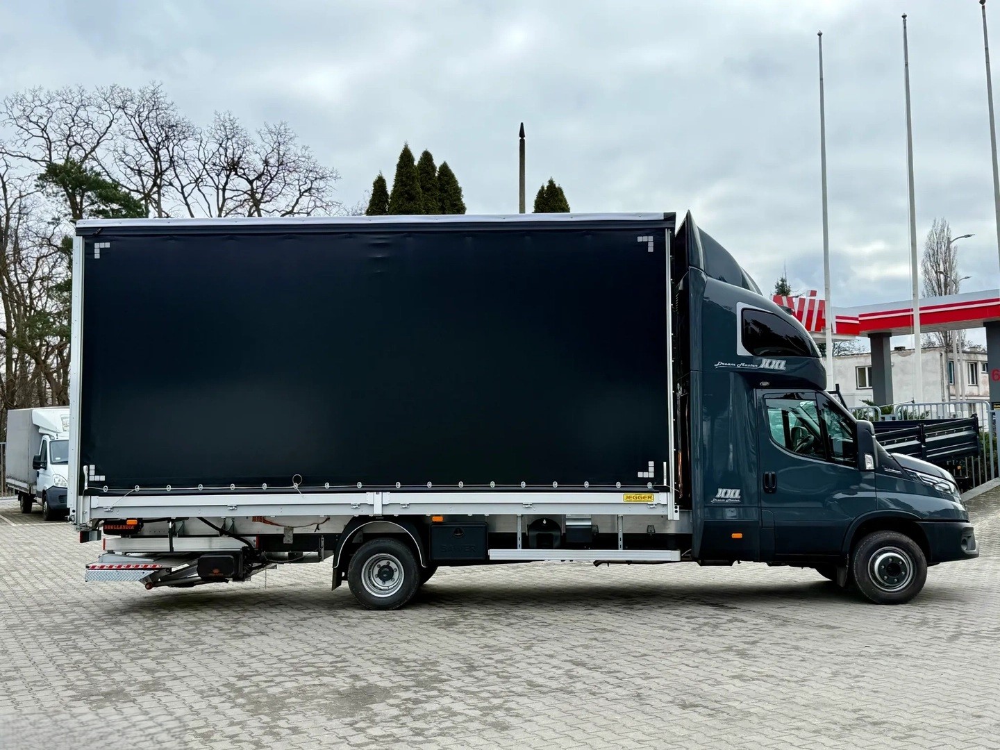 IVECO 72 C 18H LAMAX XL Schlafkabine mit 2 Betten-image-3