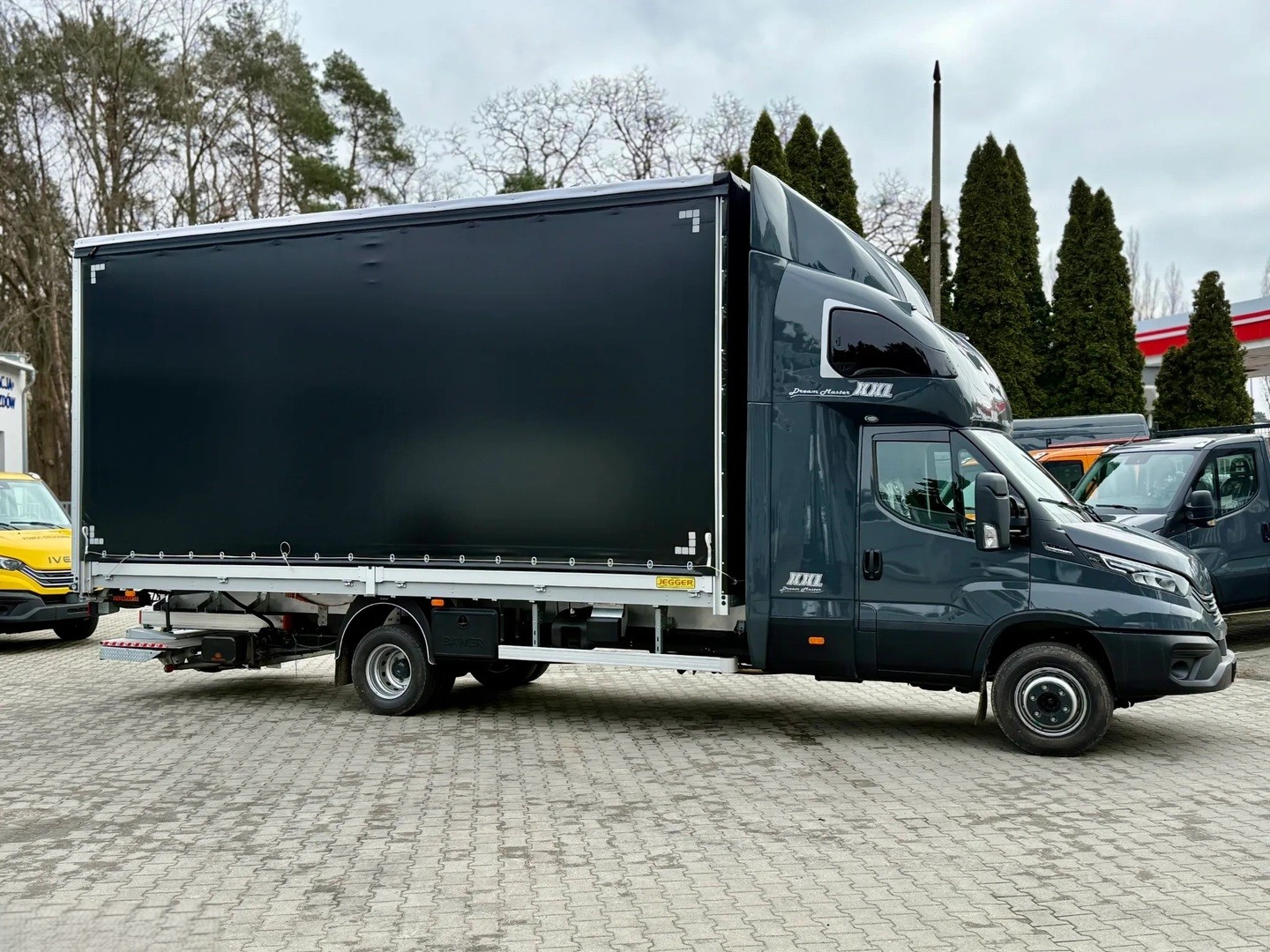 IVECO 72 C 18H LAMAX XL Schlafkabine mit 2 Betten-image-2