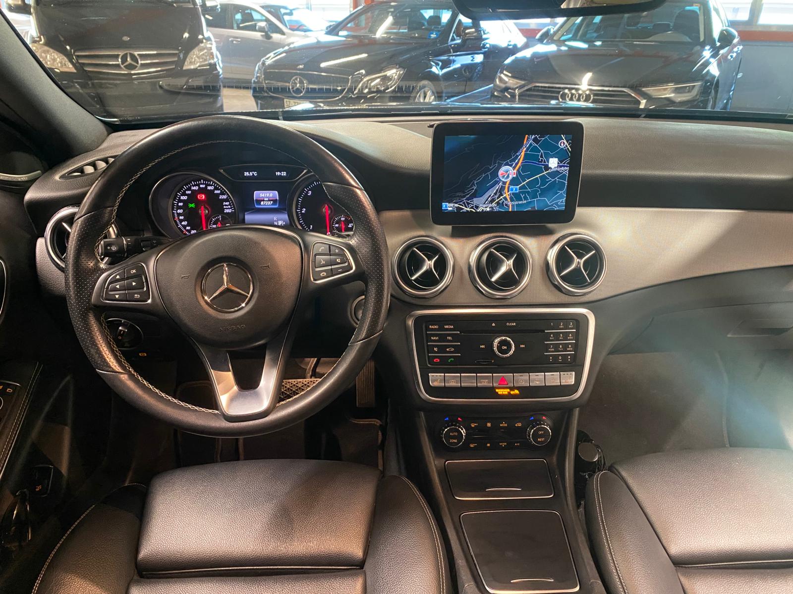 MERCEDES-BENZ GLA 200 d Swiss Star Edition Urban 4Matic 7G-DCT-image-2