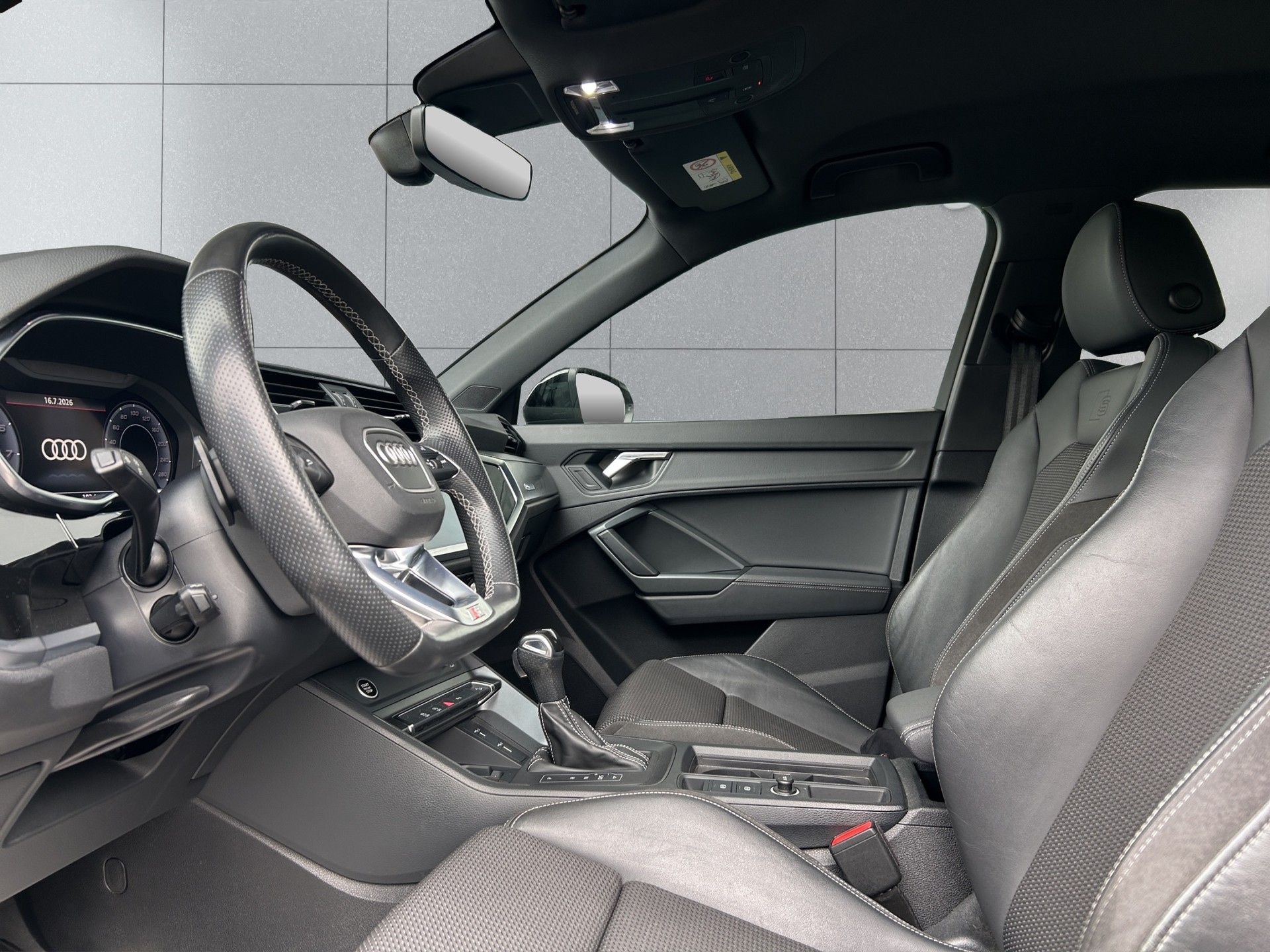 AUDI Q3 35 TFSI Attraction S-tronic-image-9