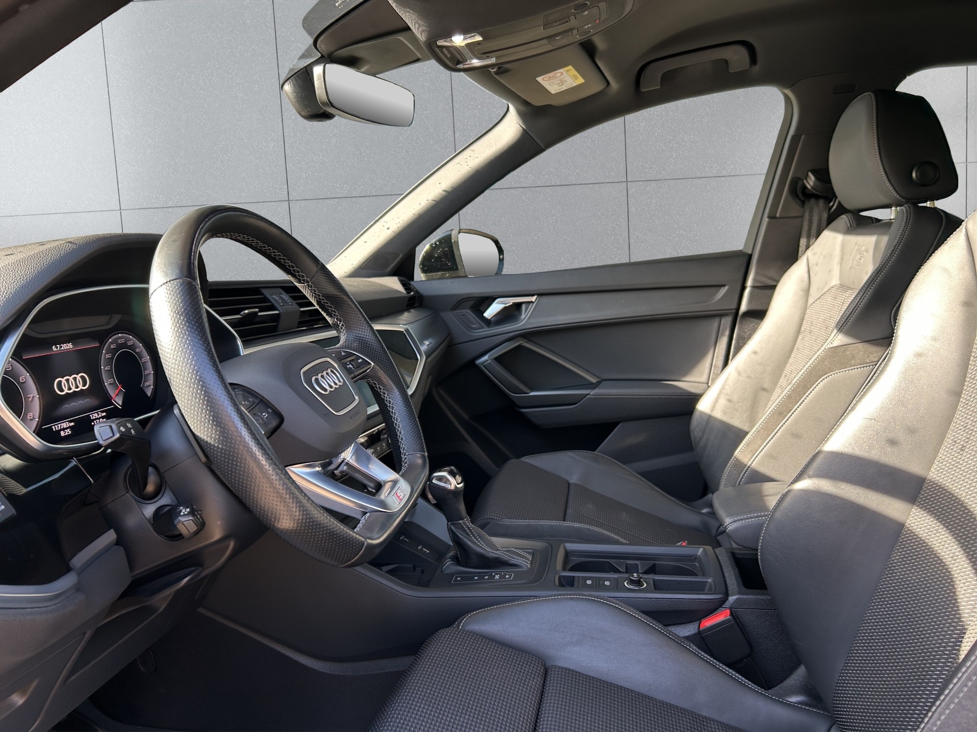 AUDI Q3 35 TFSI Attraction S-tronic-image-8