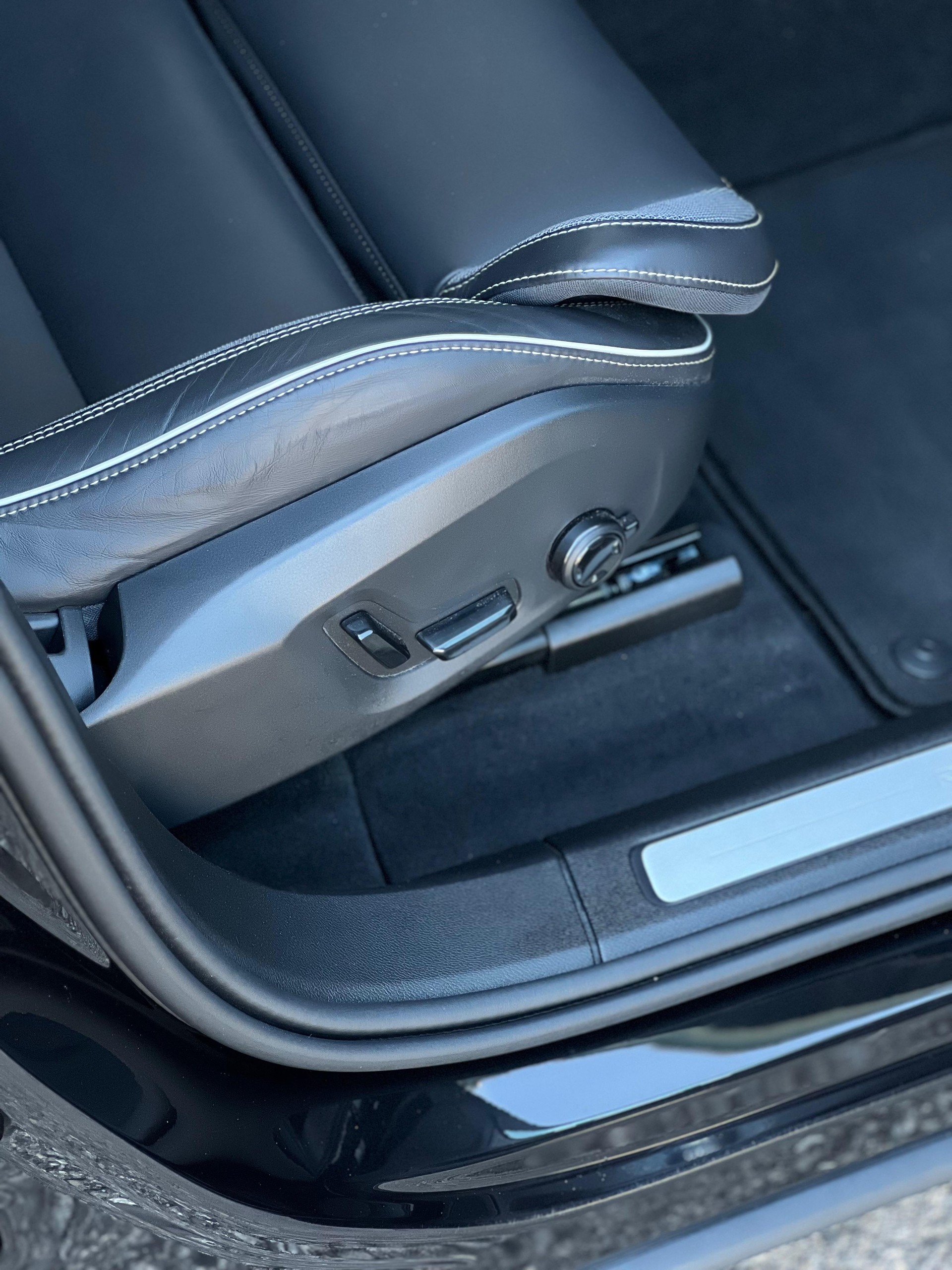 VOLVO XC60 2.0 T8 TE XCENTRIC Black Edition eAWD-image-15