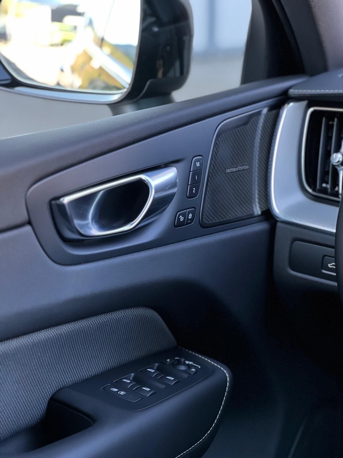 VOLVO XC60 2.0 T8 TE XCENTRIC Black Edition eAWD-image-10