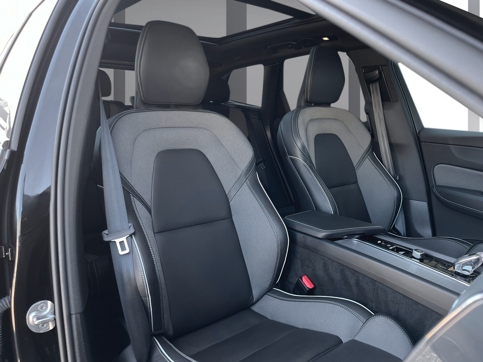 VOLVO XC60 2.0 T8 TE XCENTRIC Black Edition eAWD-image-14