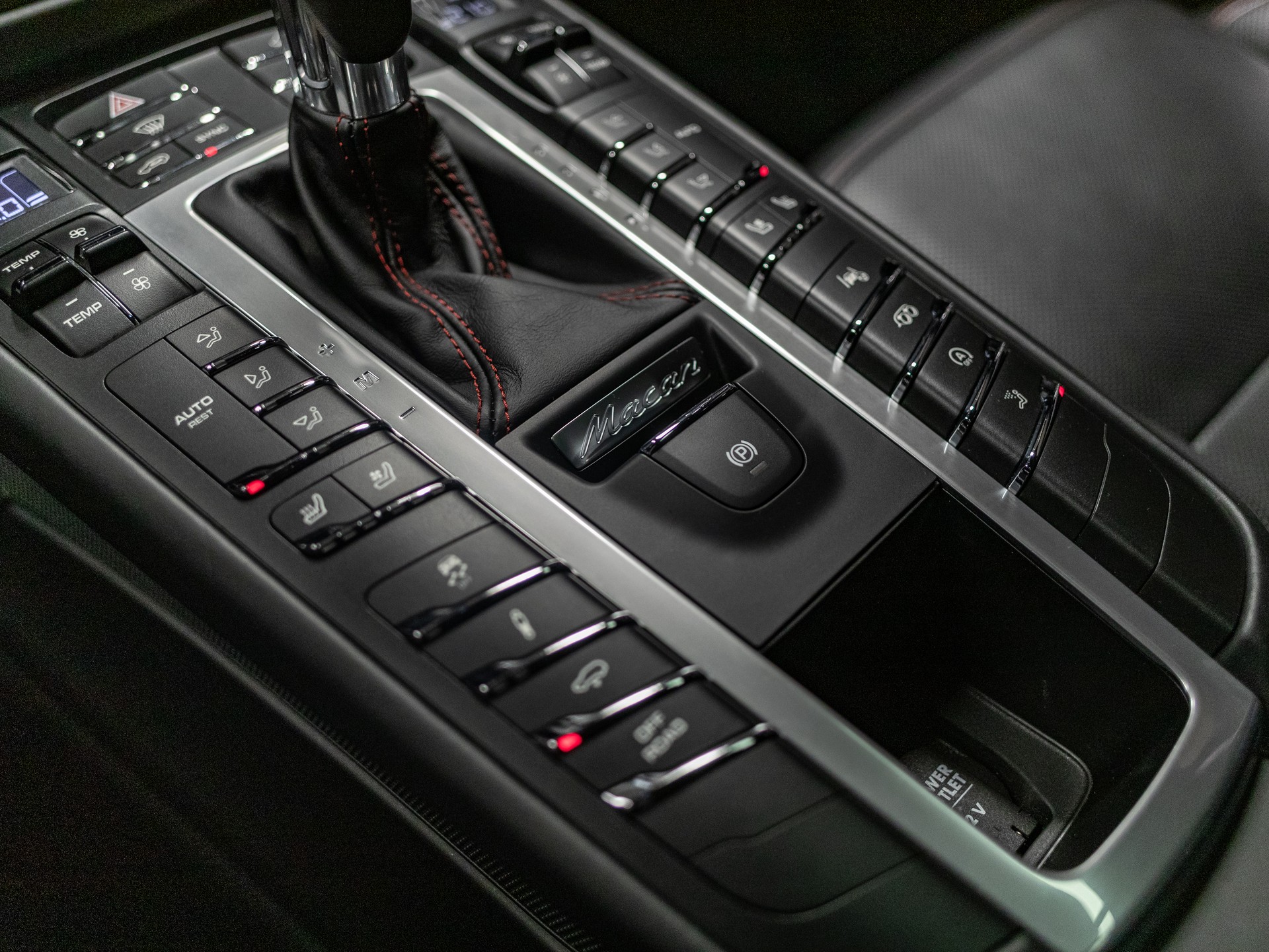 PORSCHE Macan Turbo PDK-image-29