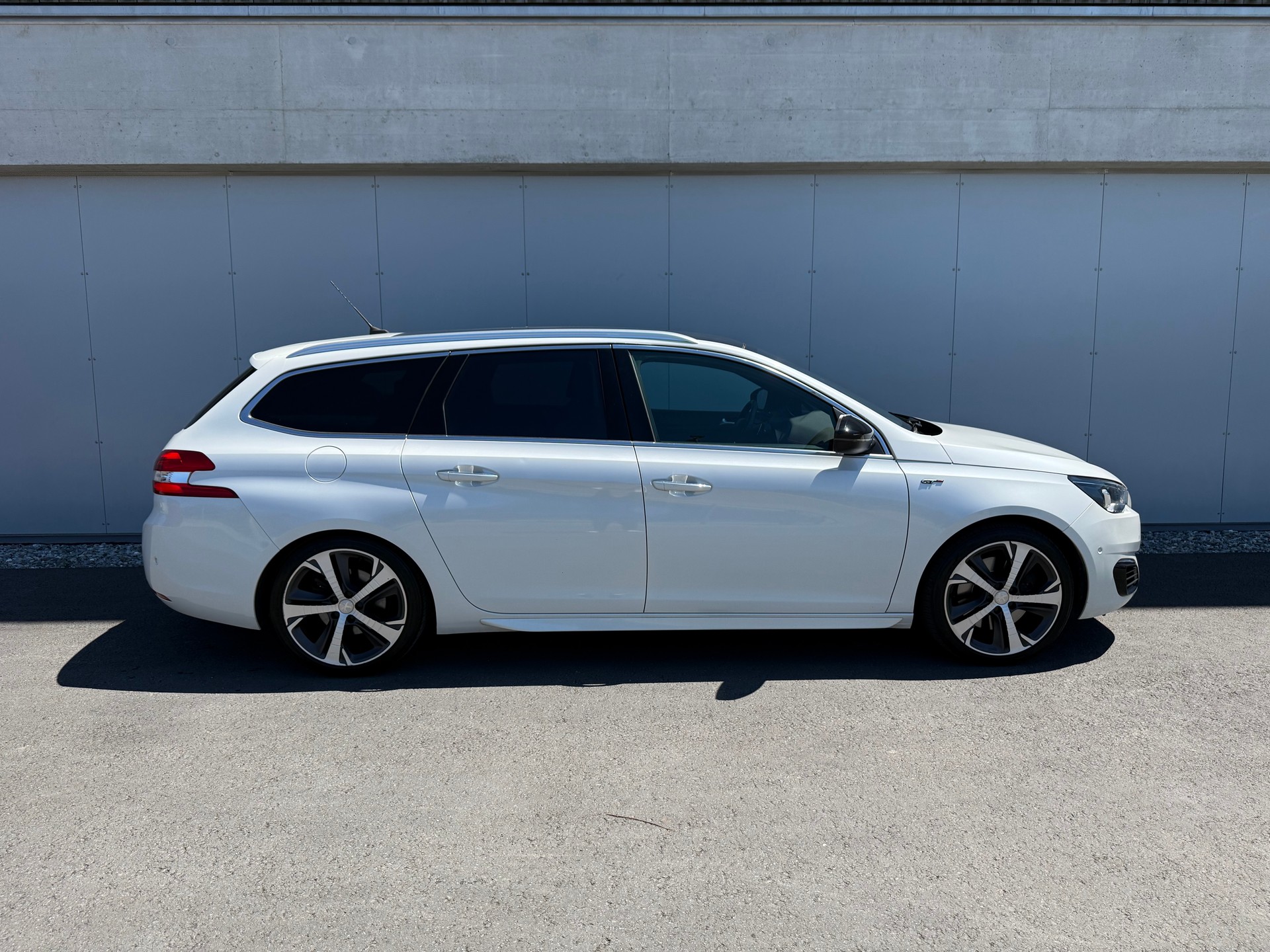 PEUGEOT 308 SW 2.0 BlueHDI GT Automatic-image-6
