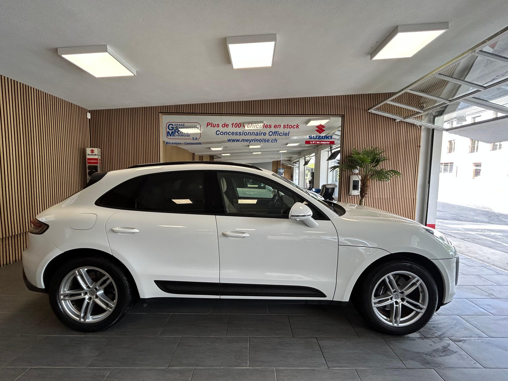 PORSCHE Macan 2.0-image-0