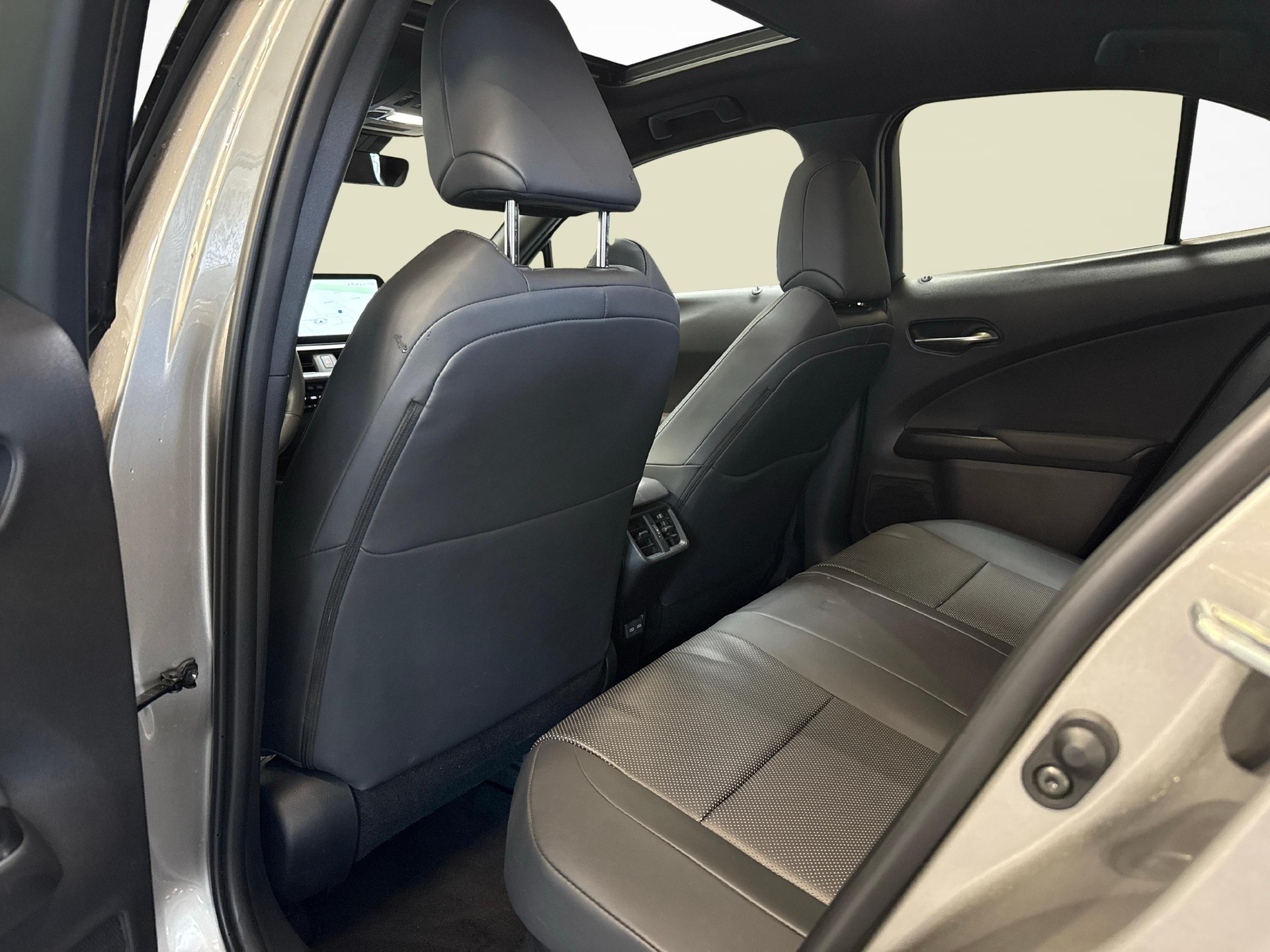 LEXUS UX 300h Excellence-image-10
