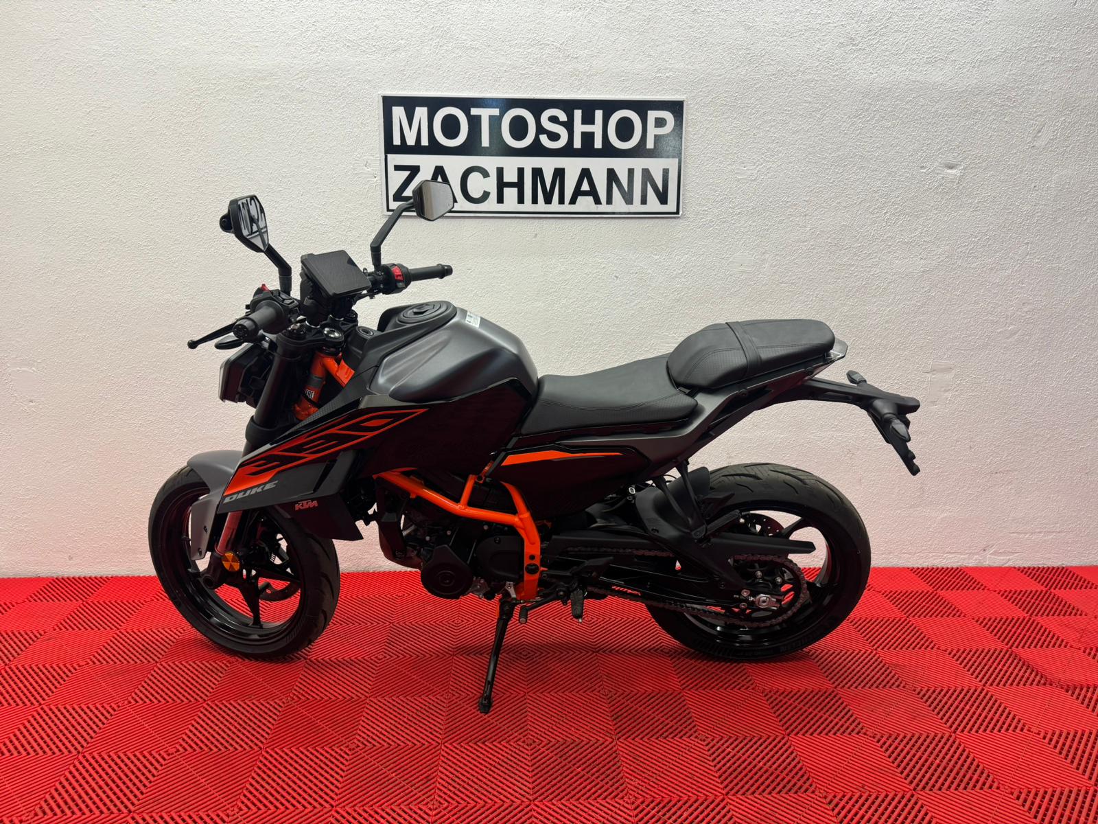 KTM 390 Duke-showroom-element-3