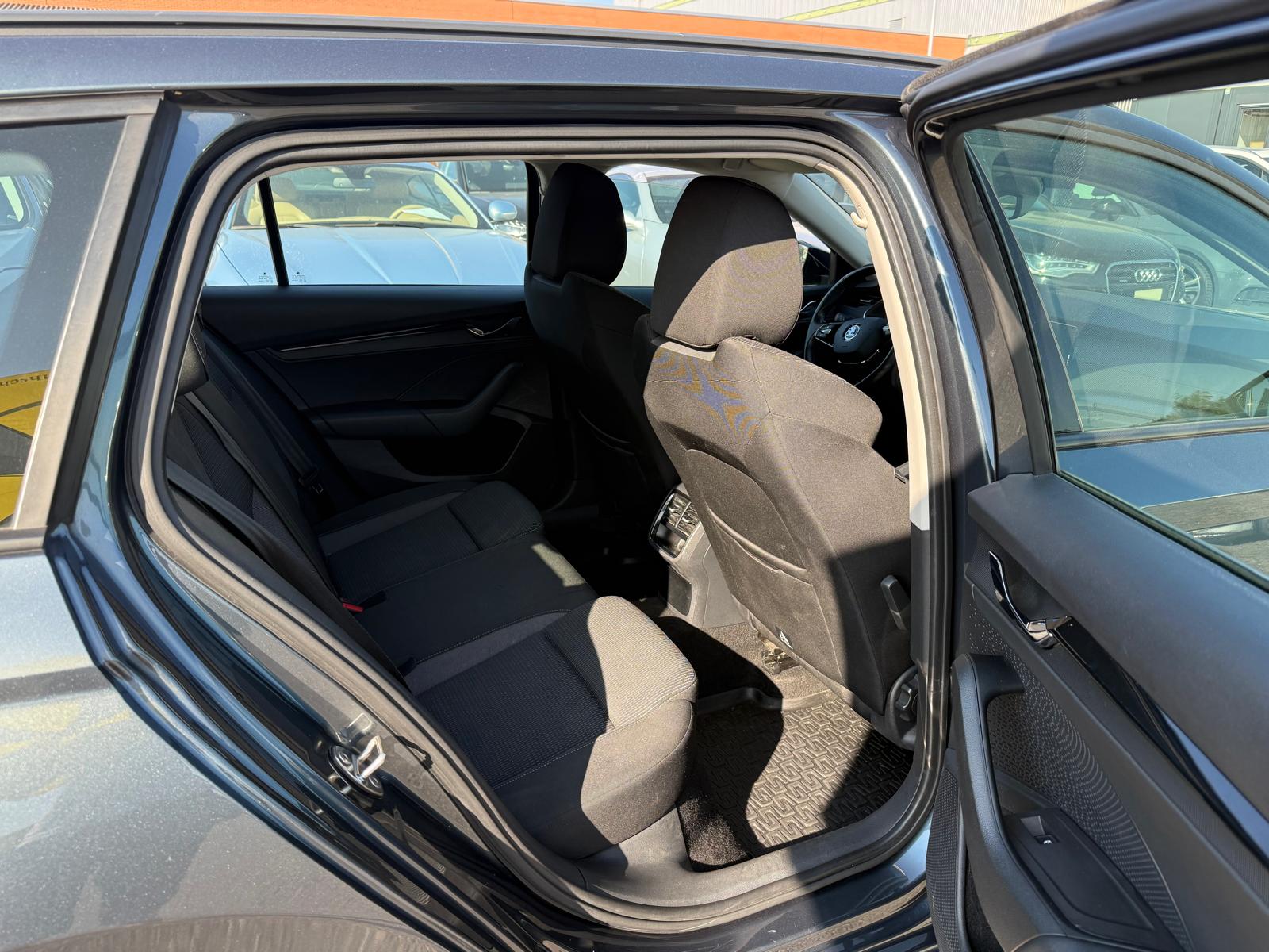 SKODA Octavia Combi 2.0 TDI Ambition 4x4 DSG-image-10