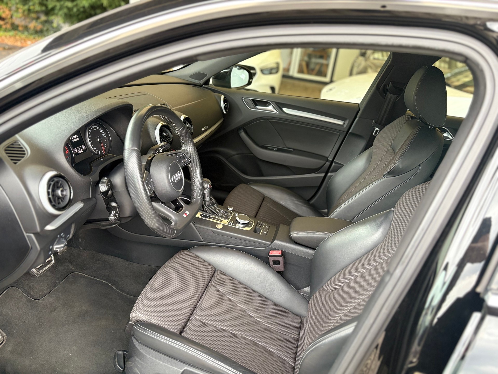 AUDI A3 Sportback 1.5 TFSI S-tronic Sport-image-12
