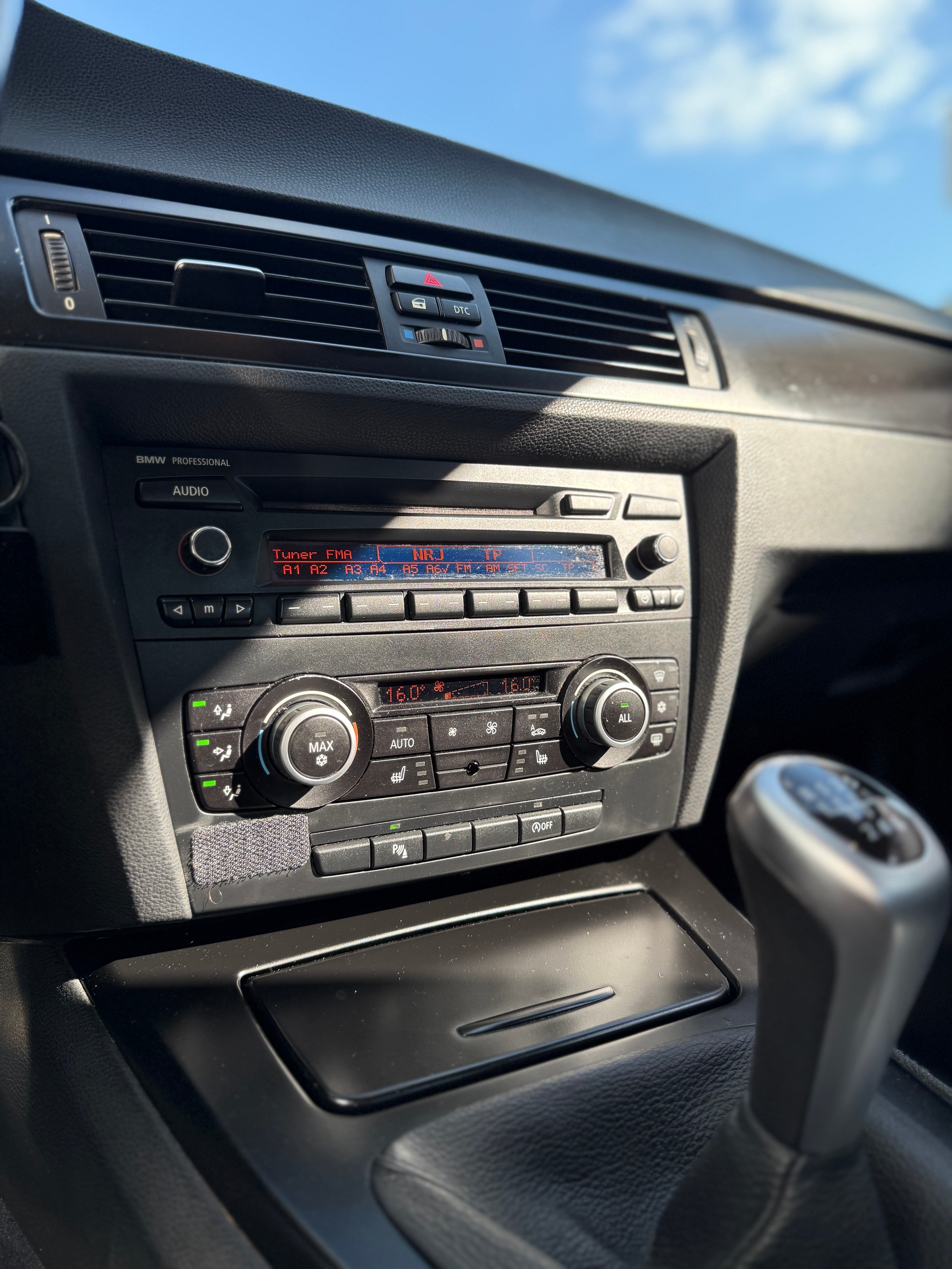 BMW 316i Dynamic Edition-image-9