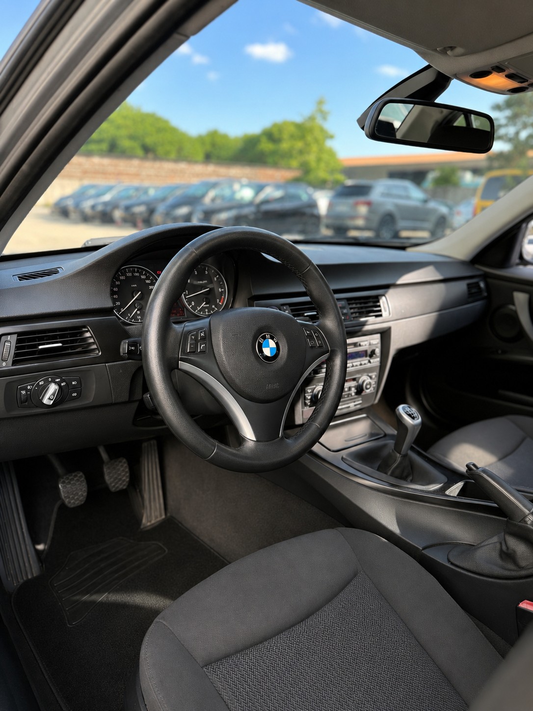 BMW 316i Dynamic Edition-image-7