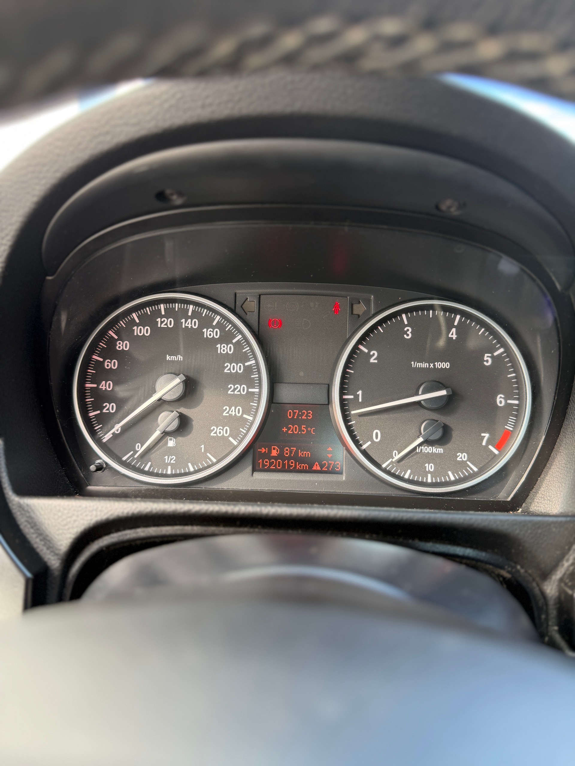 BMW 316i Dynamic Edition-image-8