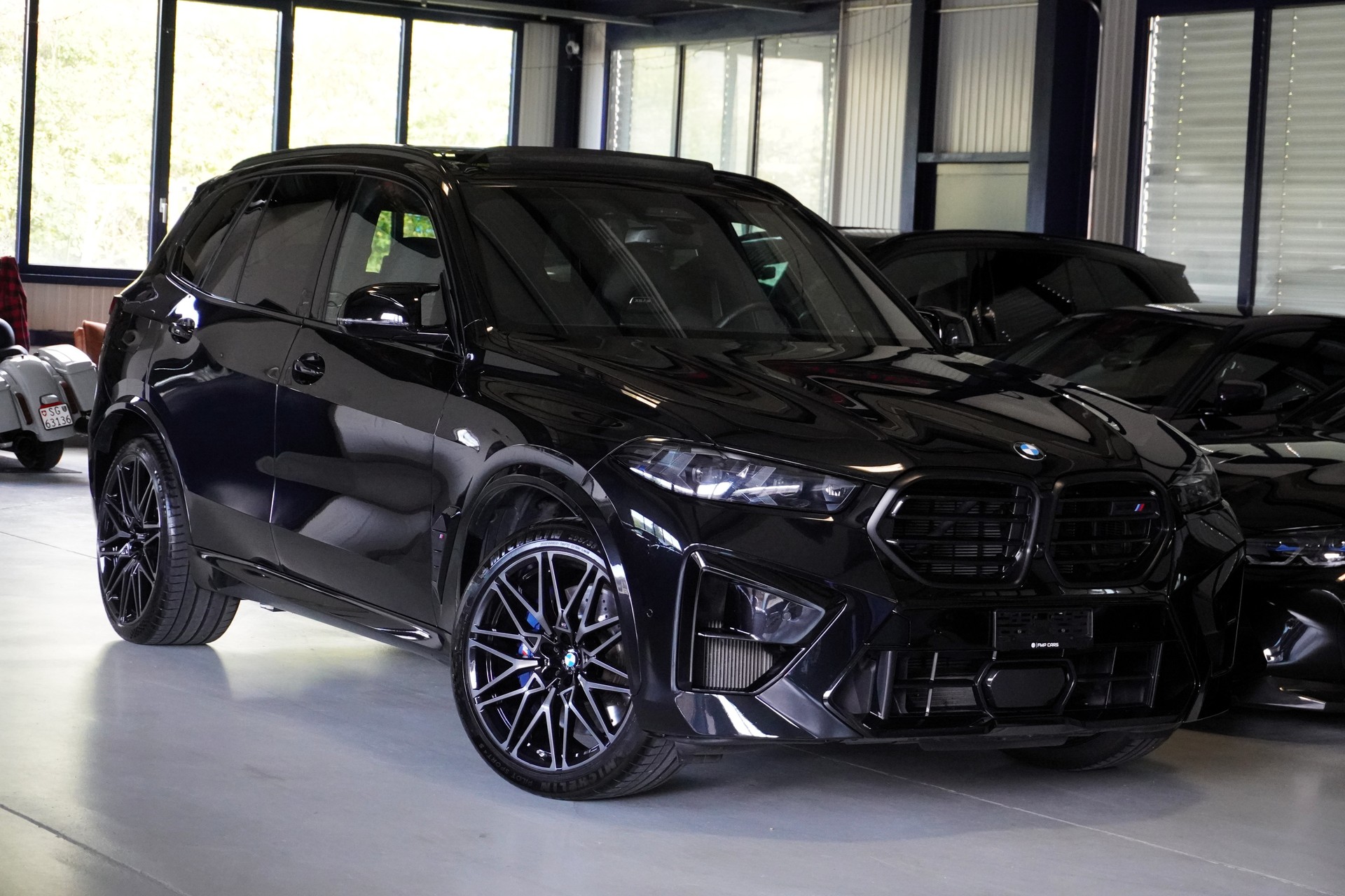 BMW X5M Competition // BMW Werksgarantie bis 10/2030 // Panorama Sky Lounge //-image-0