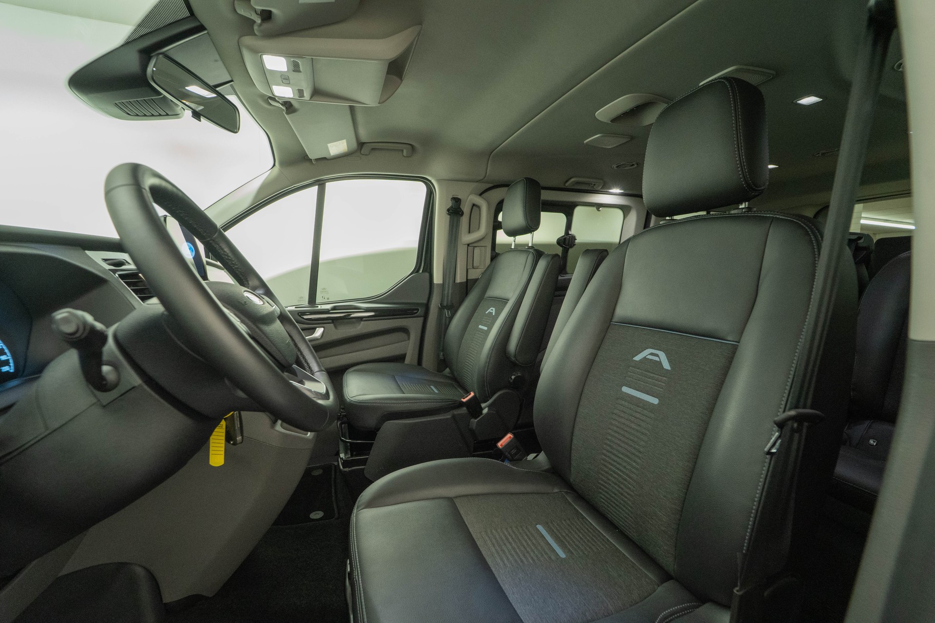 FORD Tourneo C Bus 320 L1 2.0 TDCi 170 Active-image-7