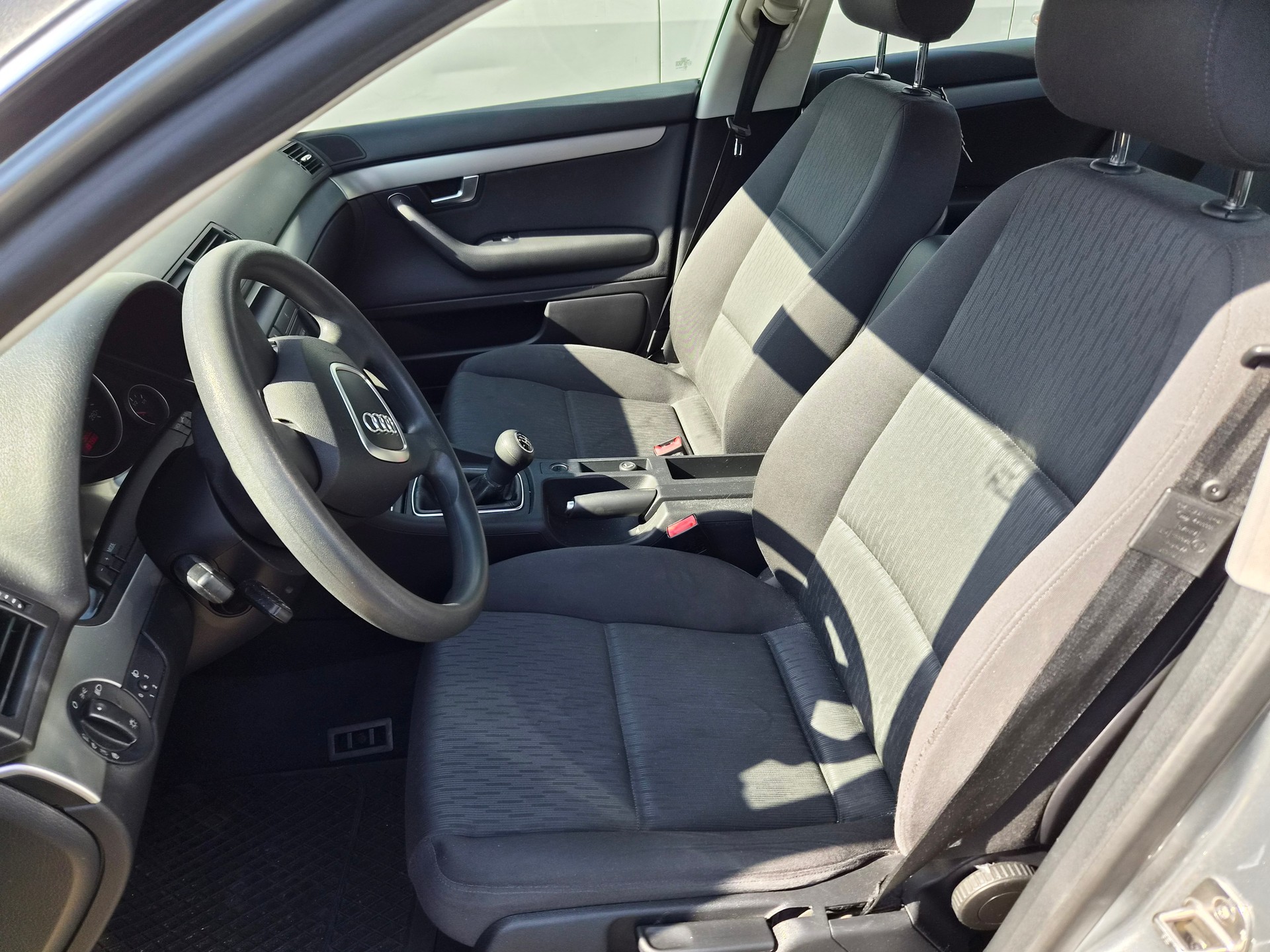 AUDI A4 Limousine 1.6-image-4