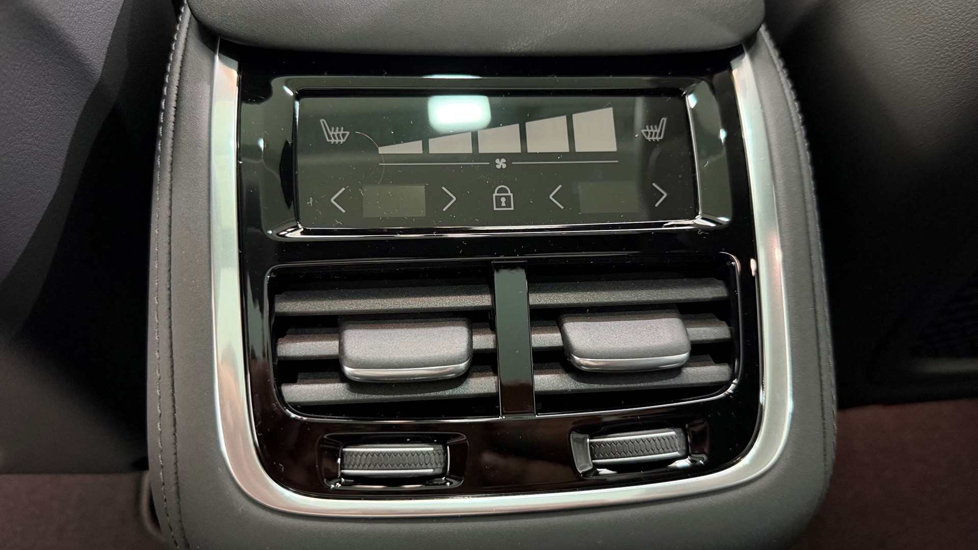 VOLVO XC90 2.0 B5 MH Black Edition A-image-15