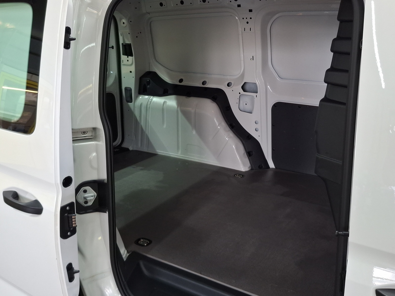 VW Caddy Cargo 2.0TDI Maxi-image-11