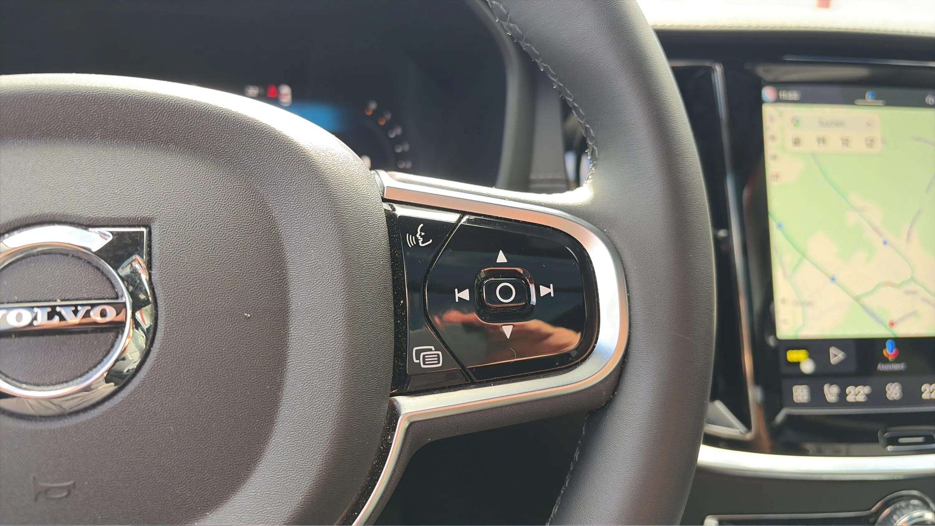 VOLVO V60 B4 Benzin Mild Hybrid Ultra Dark DCT mit AHK & Panoramadach & 5J Werksgarantie oder bis 200000km-image-24