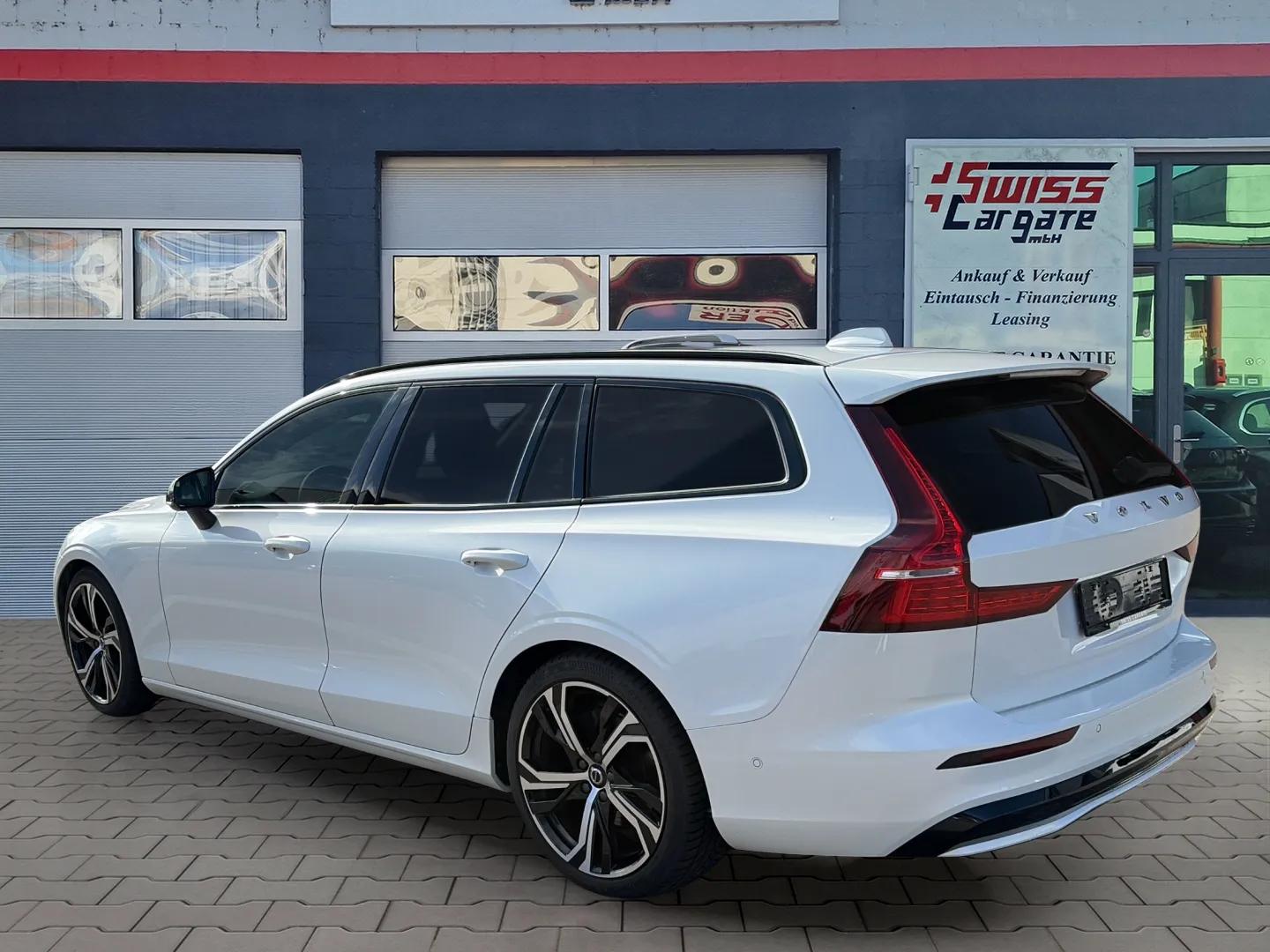 VOLVO V60 B4 Benzin Mild Hybrid Ultra Dark DCT mit AHK & Panoramadach & 5J Werksgarantie oder bis 200000km-image-5