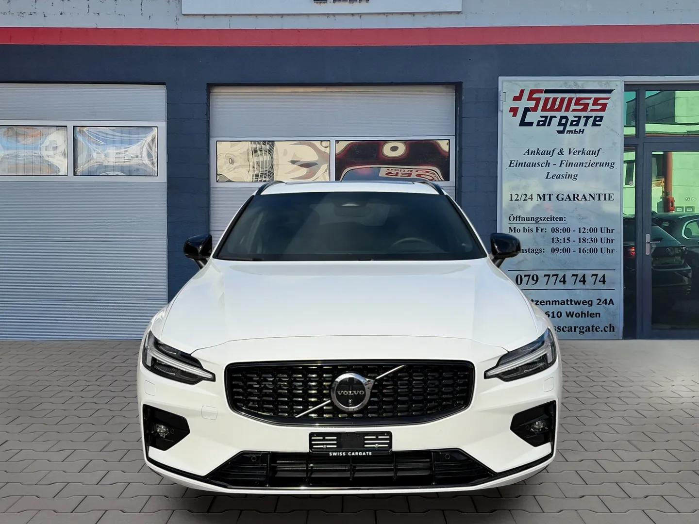 VOLVO V60 B4 Benzin Mild Hybrid Ultra Dark DCT mit AHK & Panoramadach & 5J Werksgarantie oder bis 200000km-image-2
