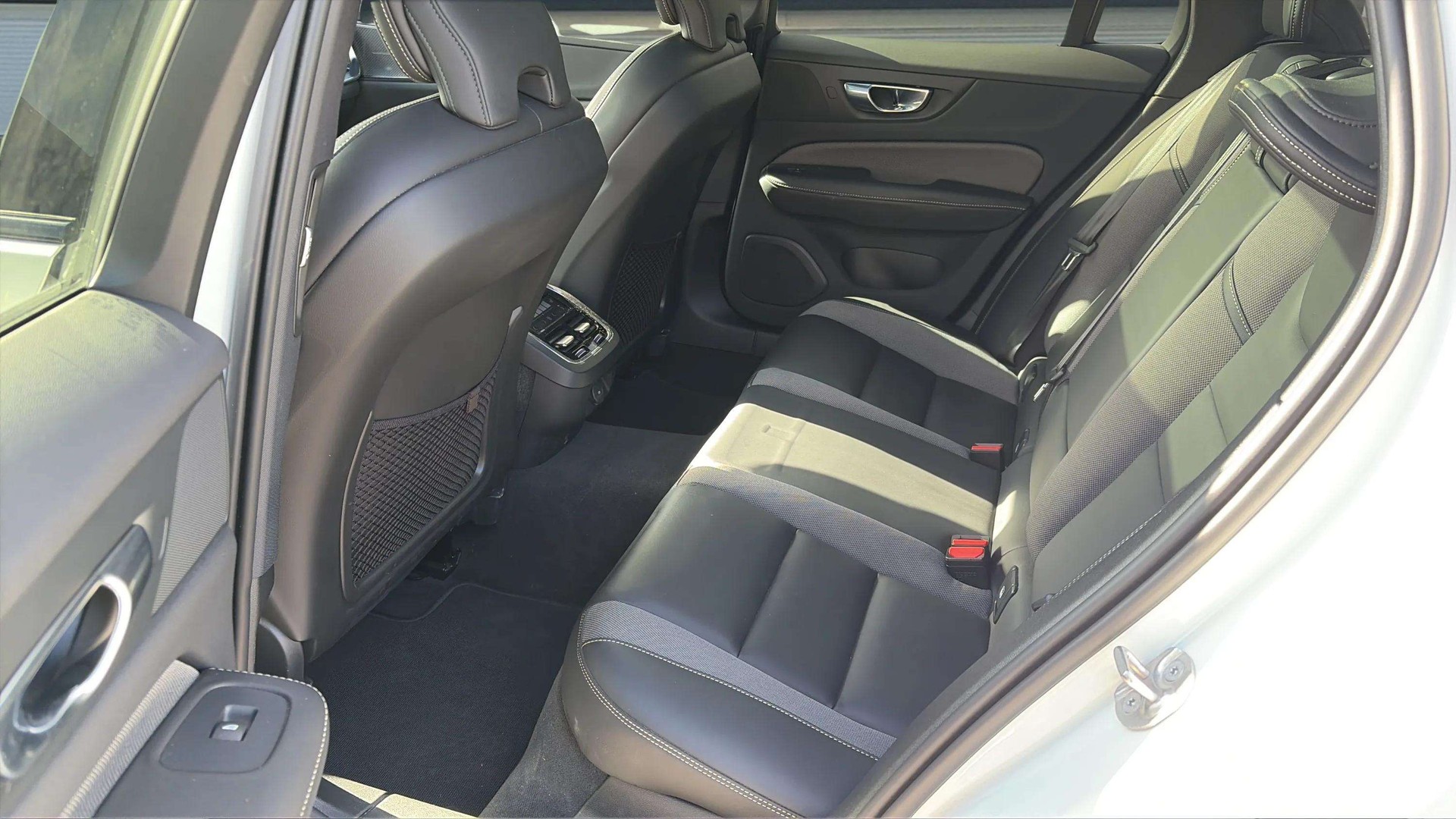 VOLVO V60 B4 Benzin Mild Hybrid Ultra Dark DCT mit AHK & Panoramadach & 5J Werksgarantie oder bis 200000km-image-12