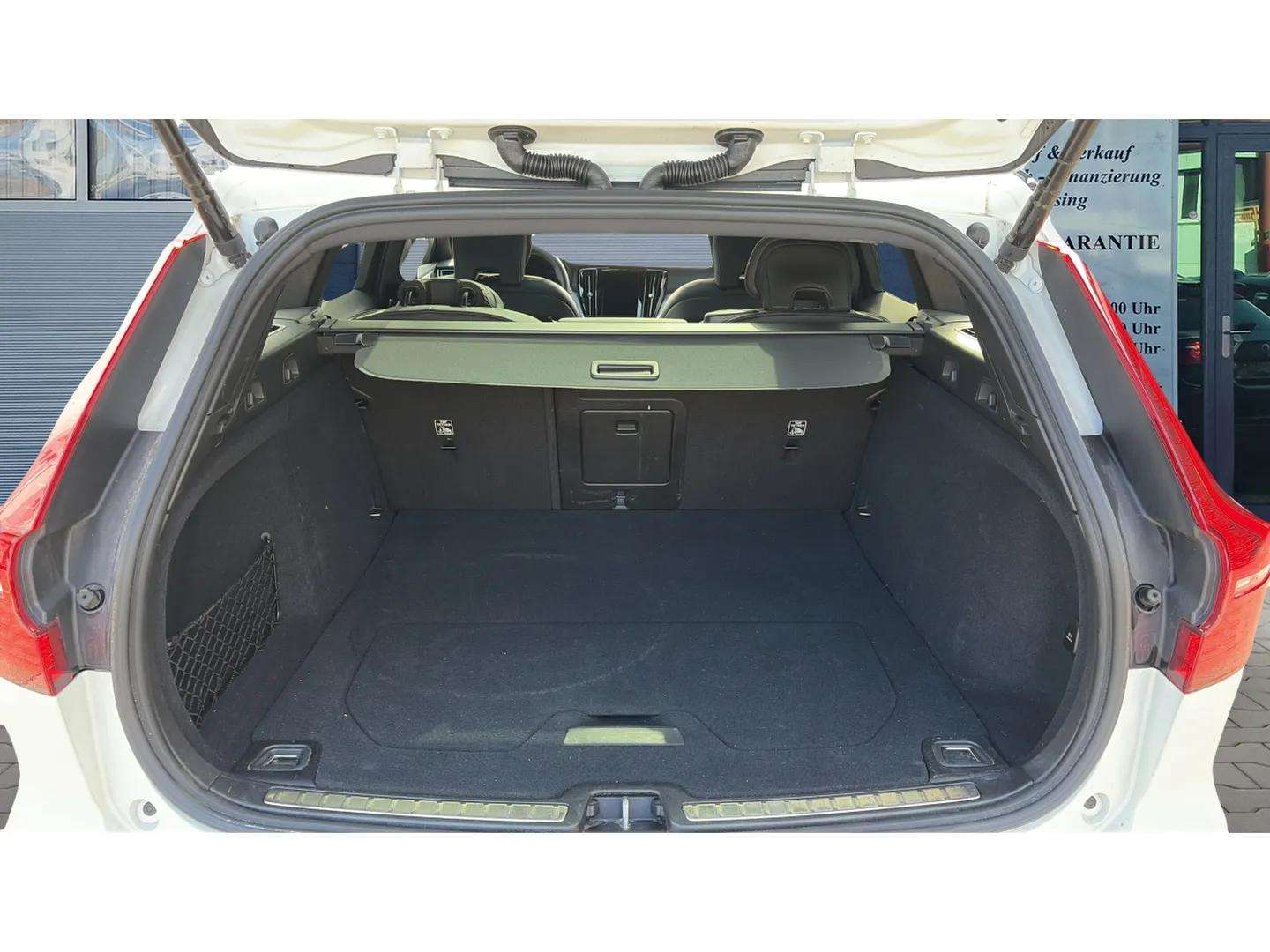 VOLVO V60 B4 Benzin Mild Hybrid Ultra Dark DCT mit AHK & Panoramadach & 5J Werksgarantie oder bis 200000km-image-14