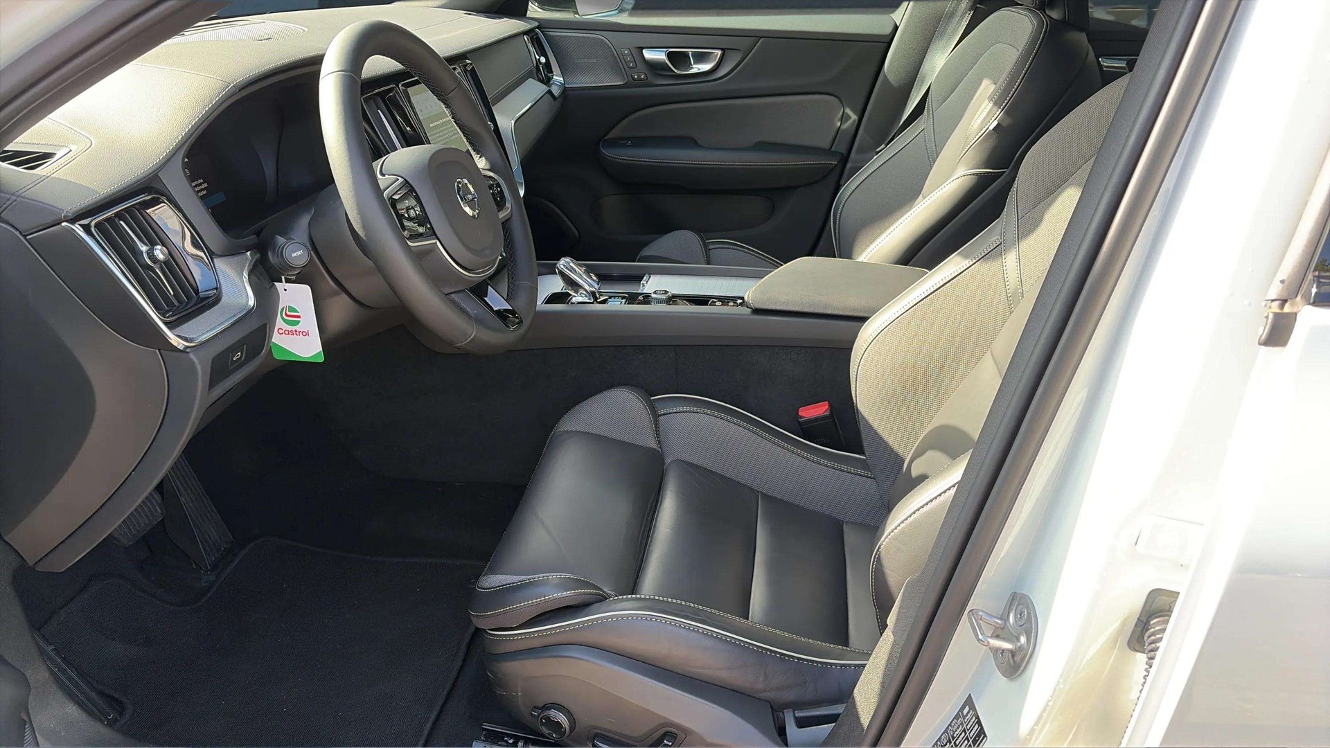 VOLVO V60 B4 Benzin Mild Hybrid Ultra Dark DCT mit AHK & Panoramadach & 5J Werksgarantie oder bis 200000km-image-10