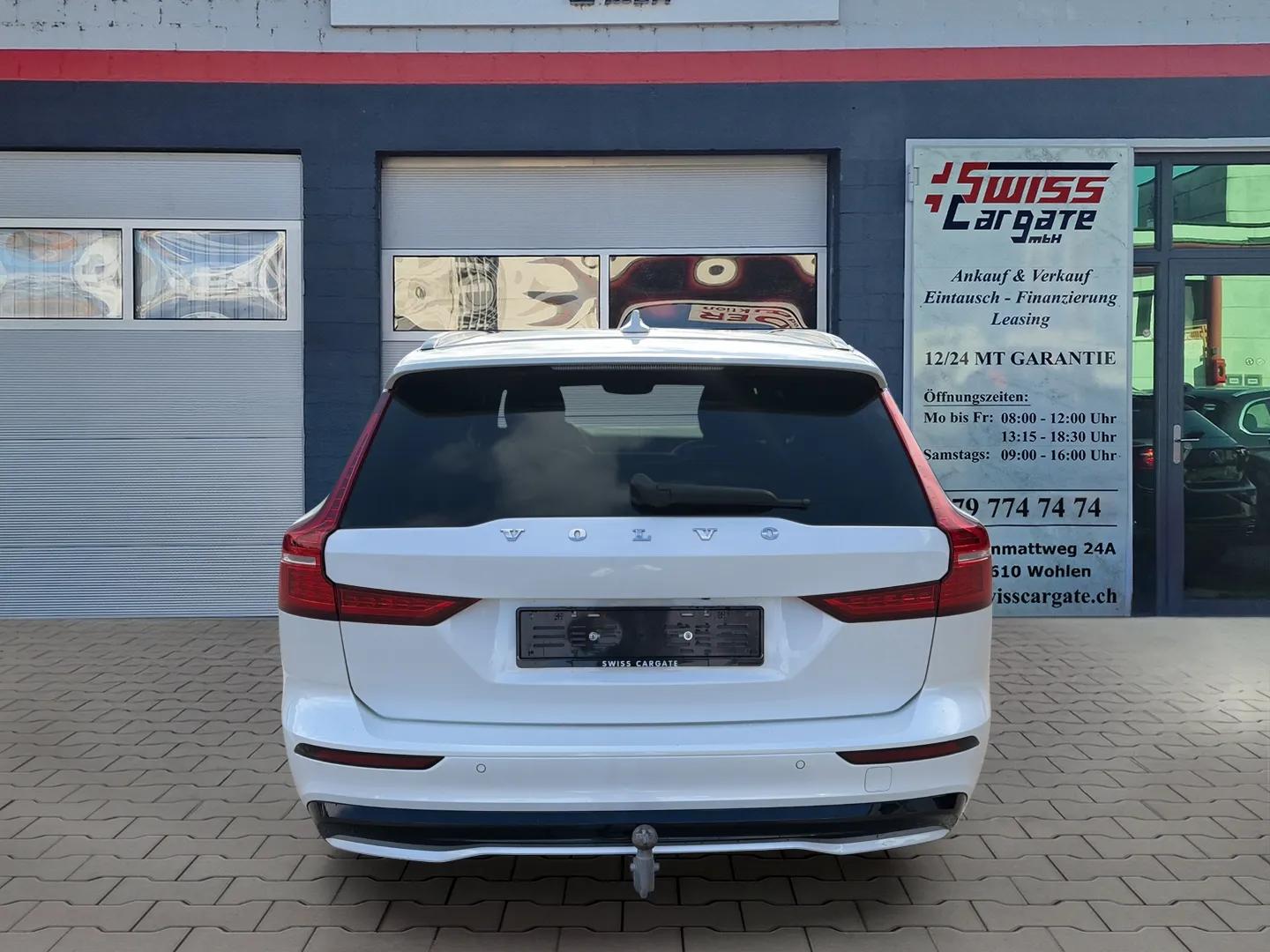 VOLVO V60 B4 Benzin Mild Hybrid Ultra Dark DCT mit AHK & Panoramadach & 5J Werksgarantie oder bis 200000km-image-6