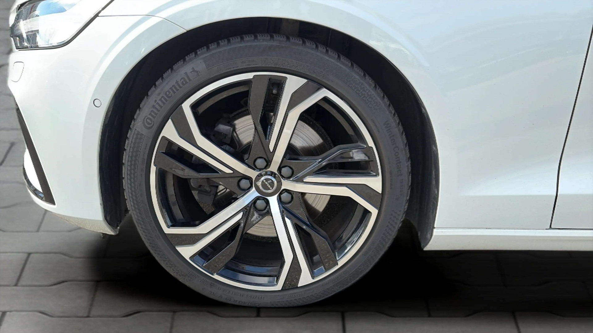 VOLVO V60 B4 Benzin Mild Hybrid Ultra Dark DCT mit AHK & Panoramadach & 5J Werksgarantie oder bis 200000km-image-28