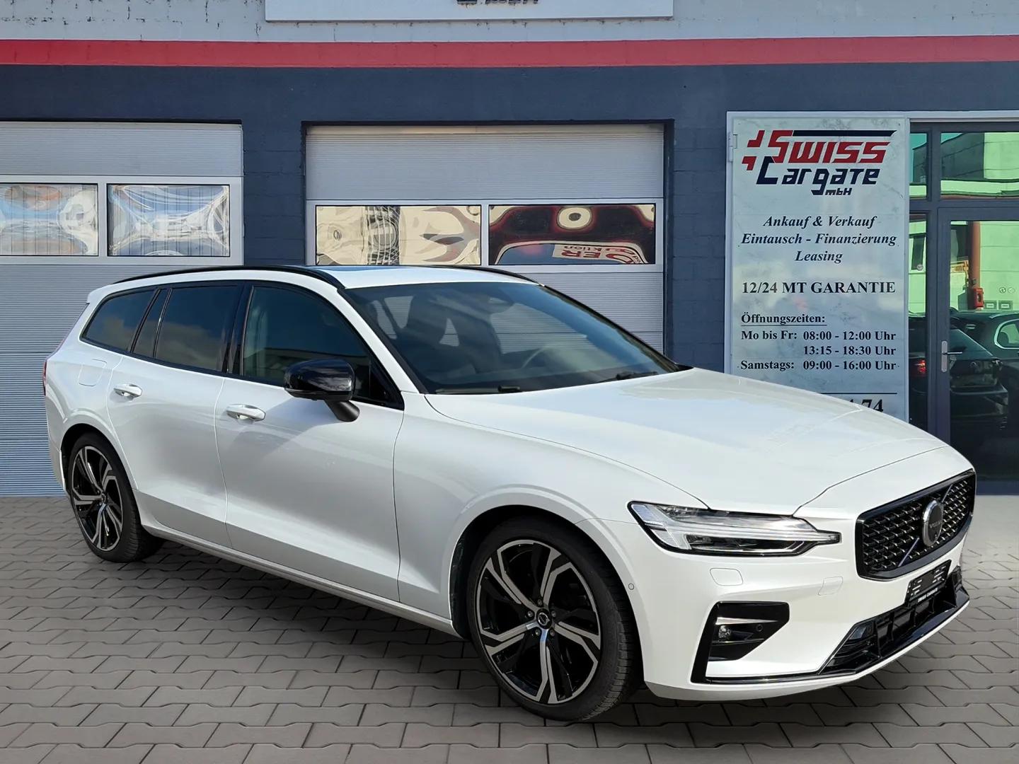 VOLVO V60 B4 Benzin Mild Hybrid Ultra Dark DCT mit AHK & Panoramadach & 5J Werksgarantie oder bis 200000km-image-1