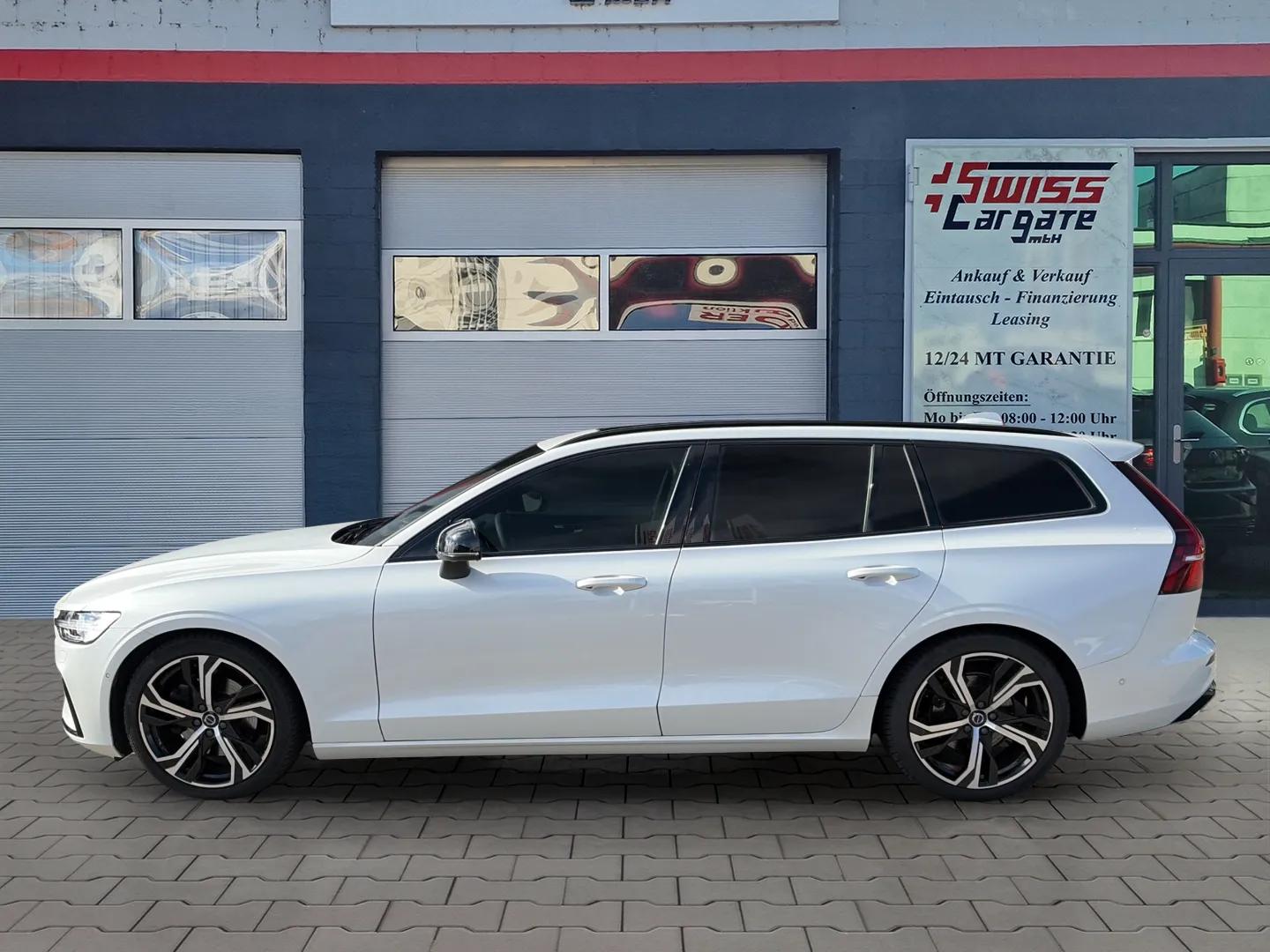 VOLVO V60 B4 Benzin Mild Hybrid Ultra Dark DCT mit AHK & Panoramadach & 5J Werksgarantie oder bis 200000km-image-4