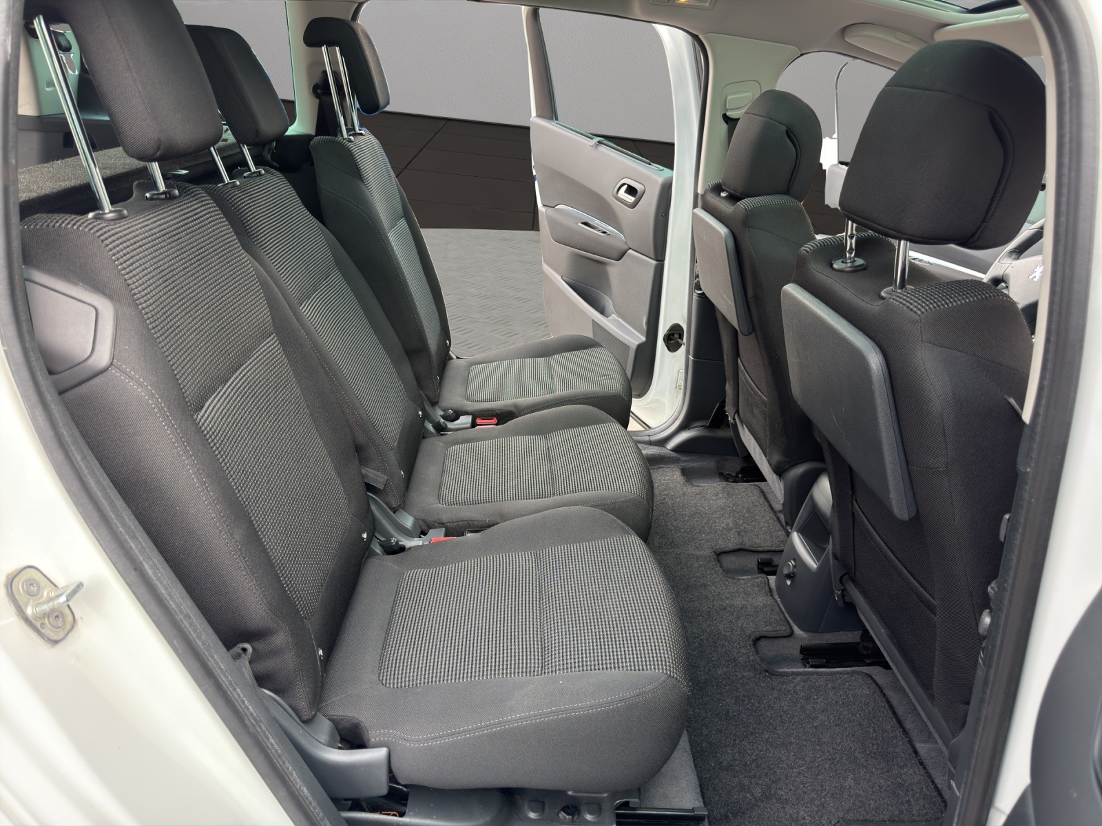 PEUGEOT 5008 1.6 16V T Sport Pack Automatic-image-17
