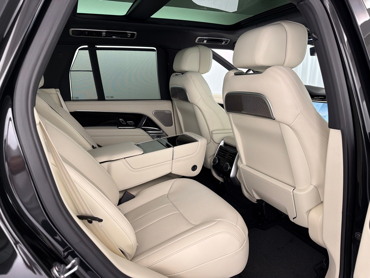 LAND ROVER RR P460e PHEV Autobiogr.-image-10