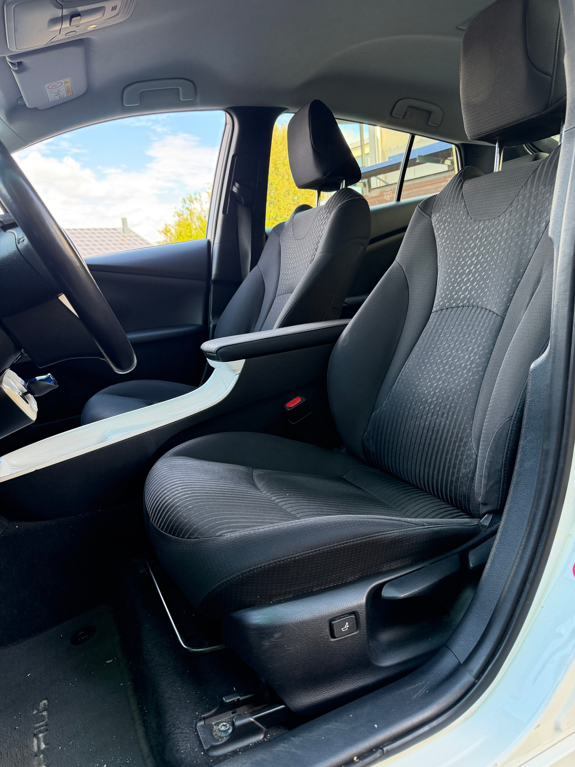 TOYOTA Prius 1.8 VVT-i HSD Sol-image-8