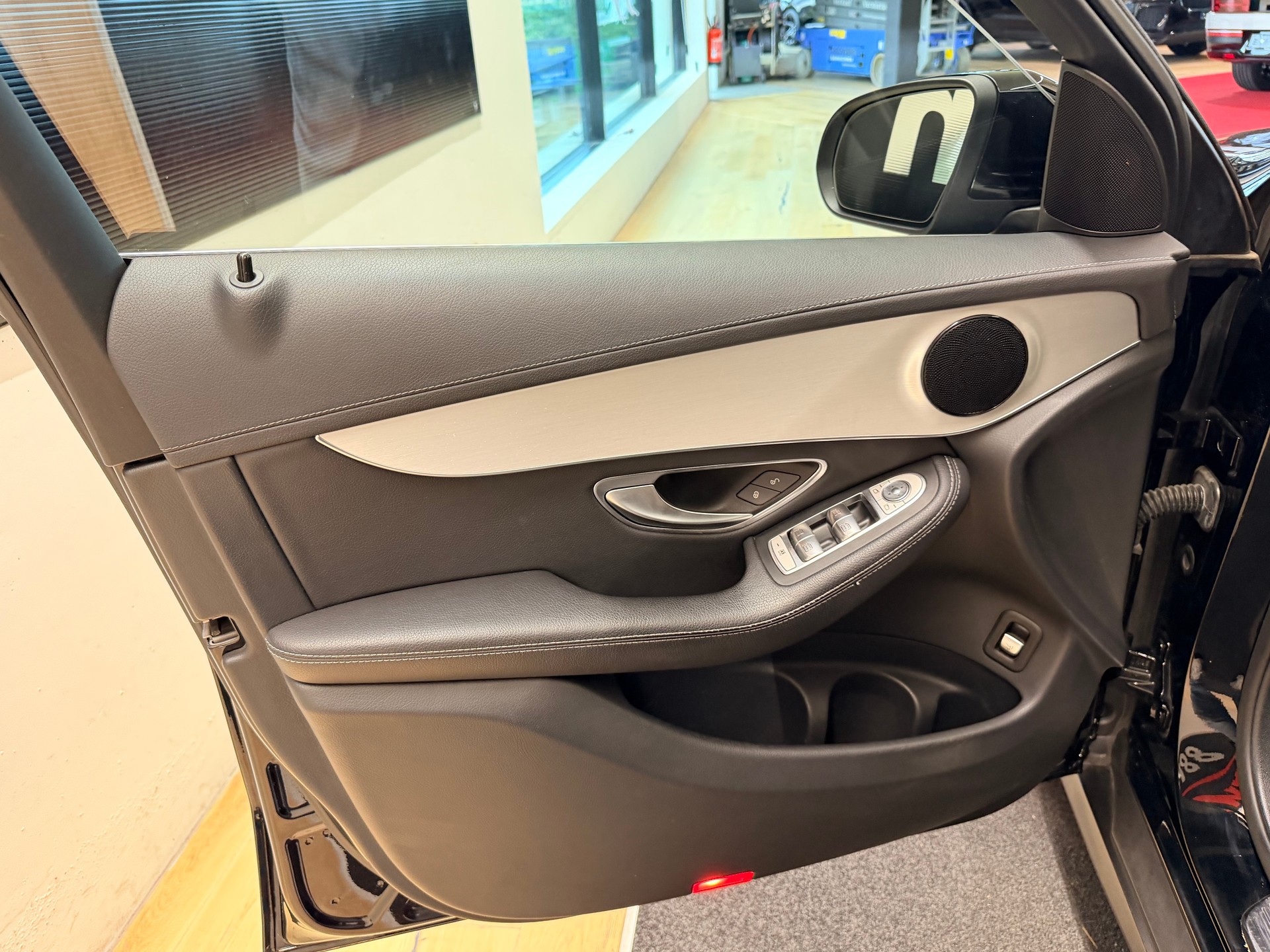 MERCEDES-BENZ GLC 250 4Matic 9G-Tronic-image-10