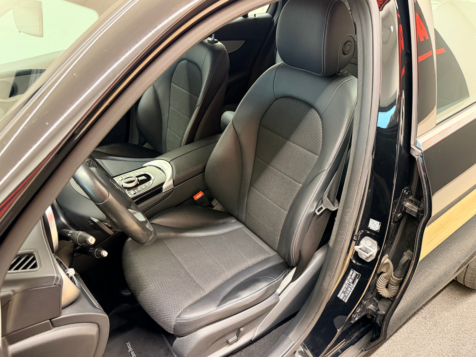 MERCEDES-BENZ GLC 250 4Matic 9G-Tronic-image-12