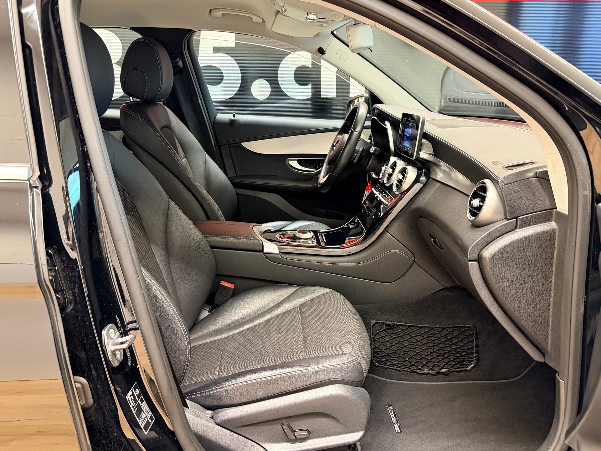 MERCEDES-BENZ GLC 250 4Matic 9G-Tronic-image-17