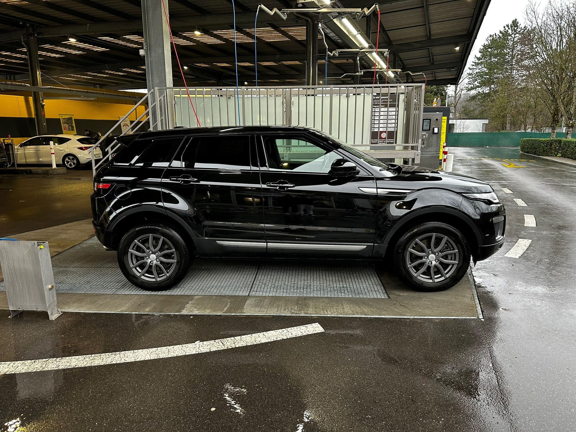LAND ROVER Range Rover Evoque 2.0 TD4 Pure AT9-image-2