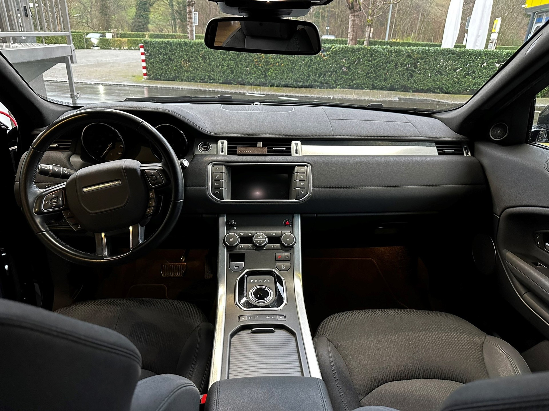 LAND ROVER Range Rover Evoque 2.0 TD4 Pure AT9-image-6