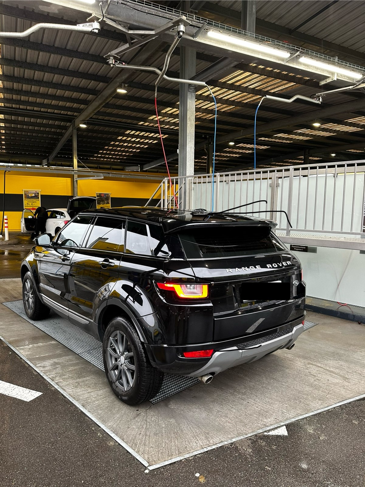 LAND ROVER Range Rover Evoque 2.0 TD4 Pure AT9-image-3