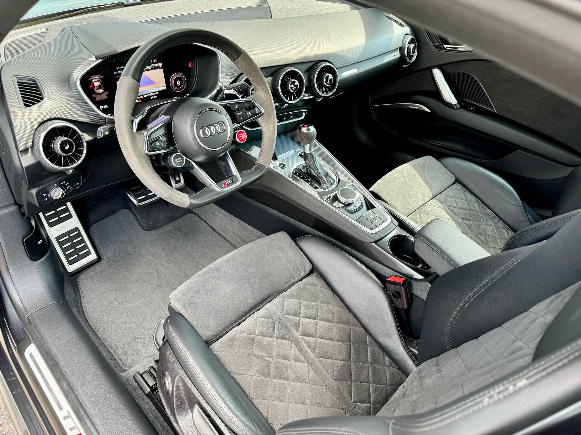 AUDI TT Coupé TTRS quattro S-tronic-image-8