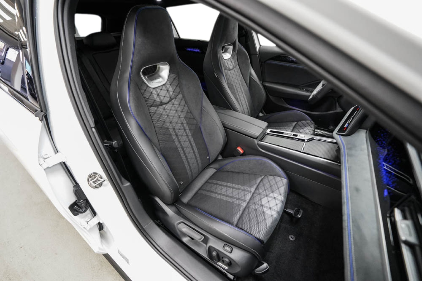 VW Passat Variant 2.0 TSI evo4 R-Line 4 Motion DSG-image-16