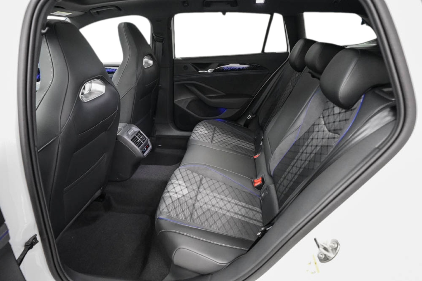 VW Passat Variant 2.0 TSI evo4 R-Line 4 Motion DSG-image-11