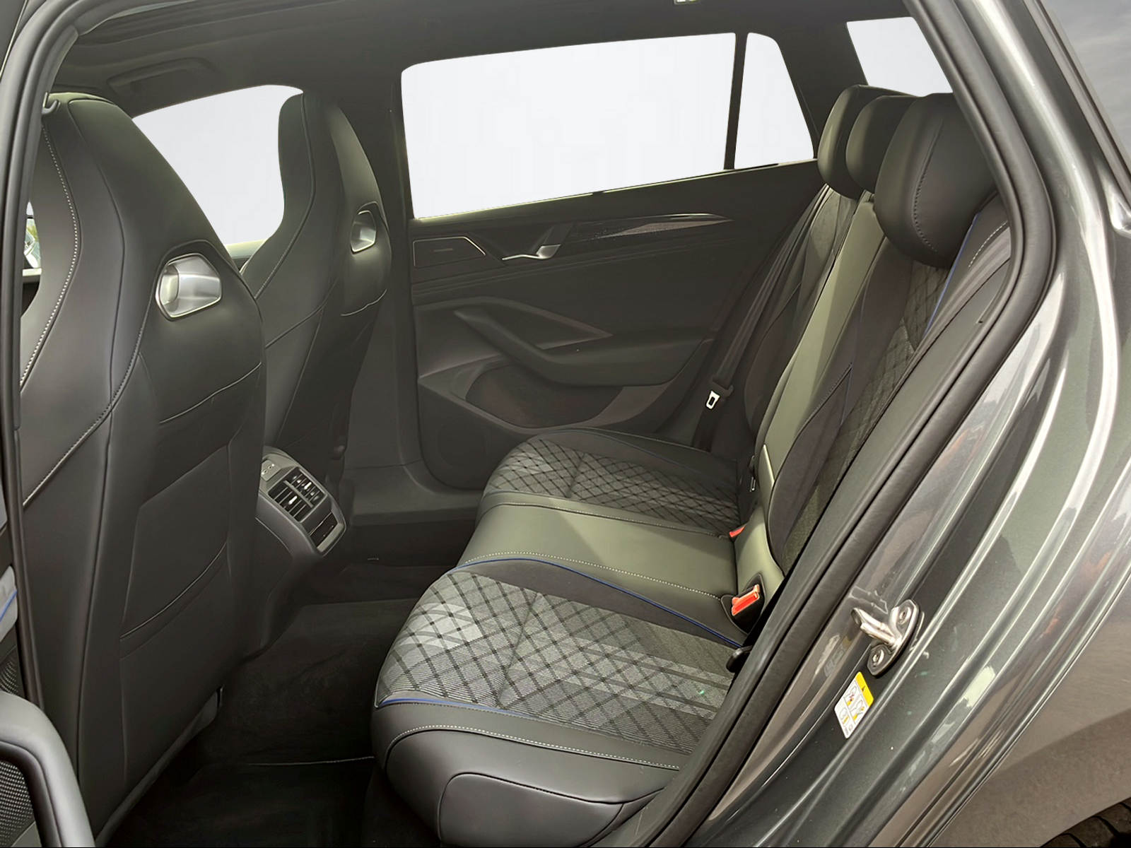 VW Passat Variant 2.0 TDI R-Line DSG 4motion-image-8