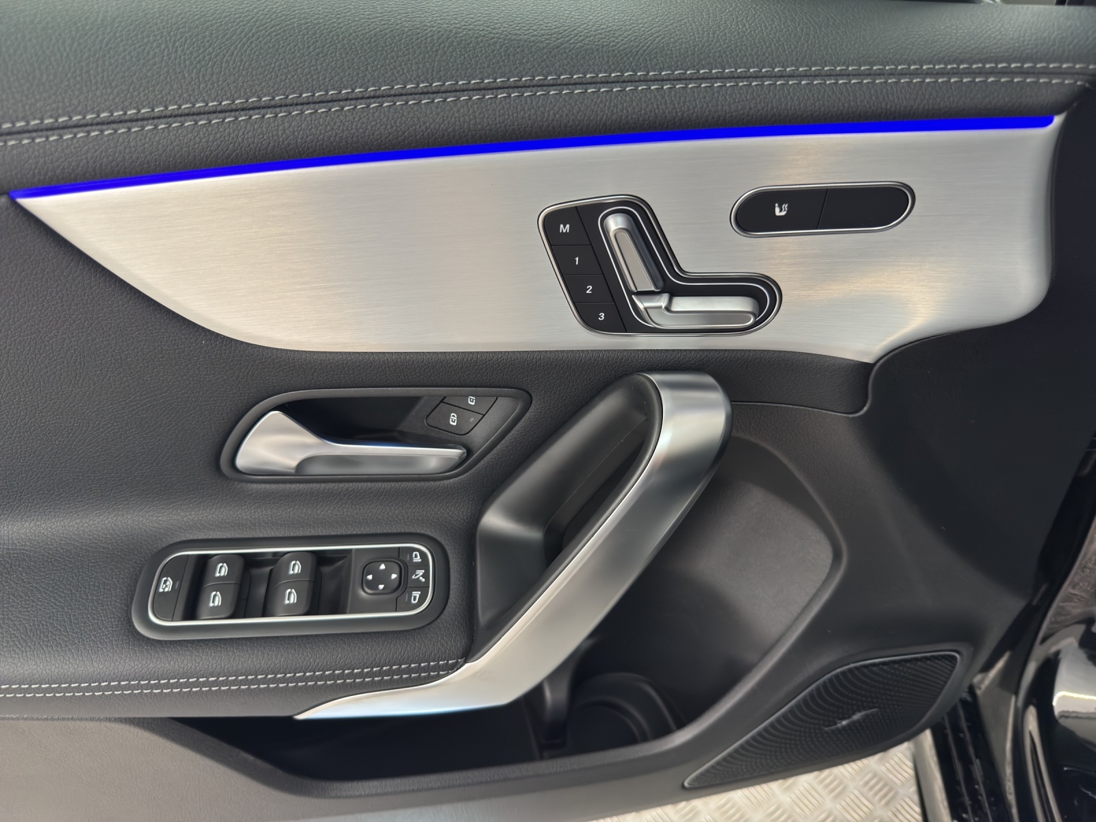 MERCEDES-BENZ A 220 d AMG Line-image-11