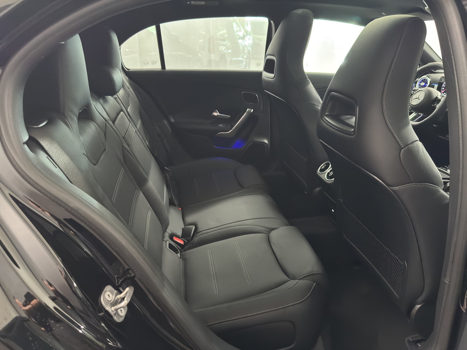 MERCEDES-BENZ A 220 d AMG Line-image-9